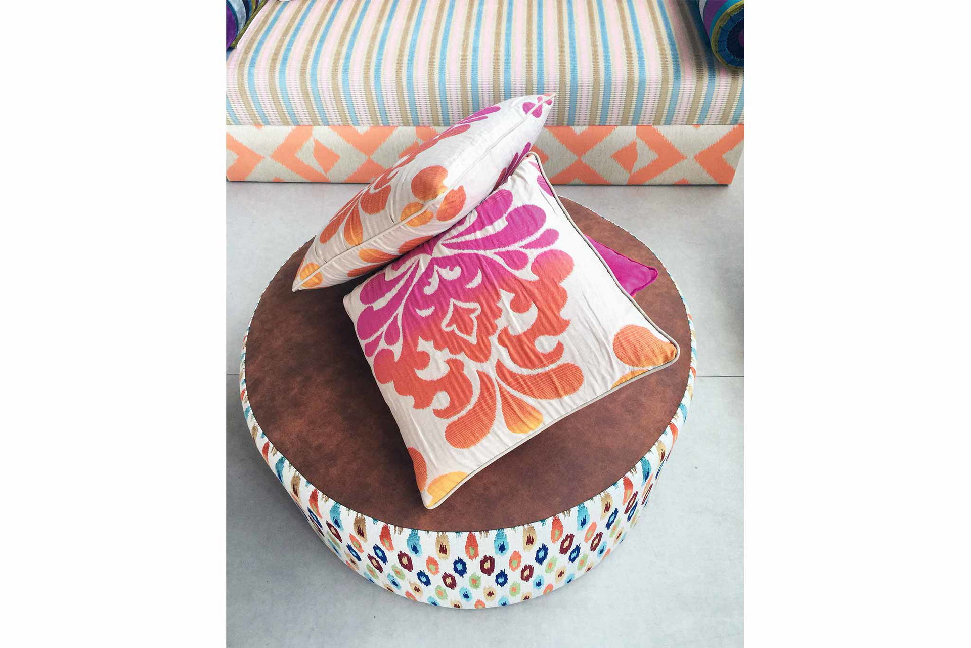 Möbelstücke im Design von Atil Kutoglu
»Ich entwerfe gerne Interieurs – ab und zu auch&nbsp;einfach für mich privat. Ob ein bunter Pouf oder Sitzgarnituren mit geometrischen Elementen: Zwischen diesen Designs fühle ich mich immer zuhause!«