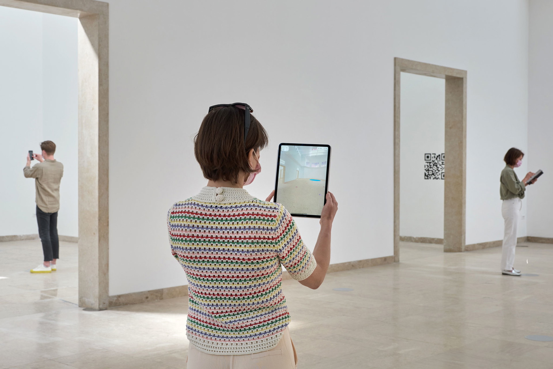 Deutschland: Wie wird man im Jahr 2038 auf das Corona-Jahr zurückblicken? Um das herauszufinden, muss man sich im komplett leeren deutschen Pavillon mittels QR einloggen und mit seinem eigenen Avatar spazieren gehen.&nbsp;2038.xyz


