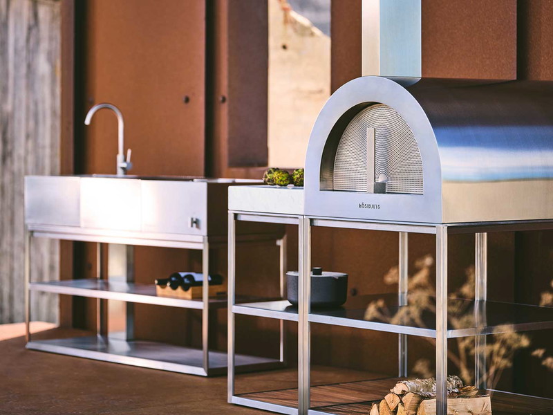 Heißer Ofen Der »BBQ Wood Oven« von Röshults steht gut für sich alleine, bildet aber oft den&nbsp;Ausgangspunkt für eine Outdoorküche. roshults.com