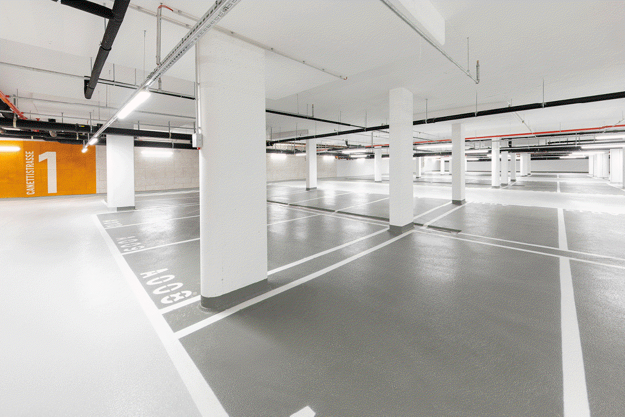 Großzügige Garage und große Kellerabteile mit Steckdose für E-Bike, Weinkühlschrank etc.