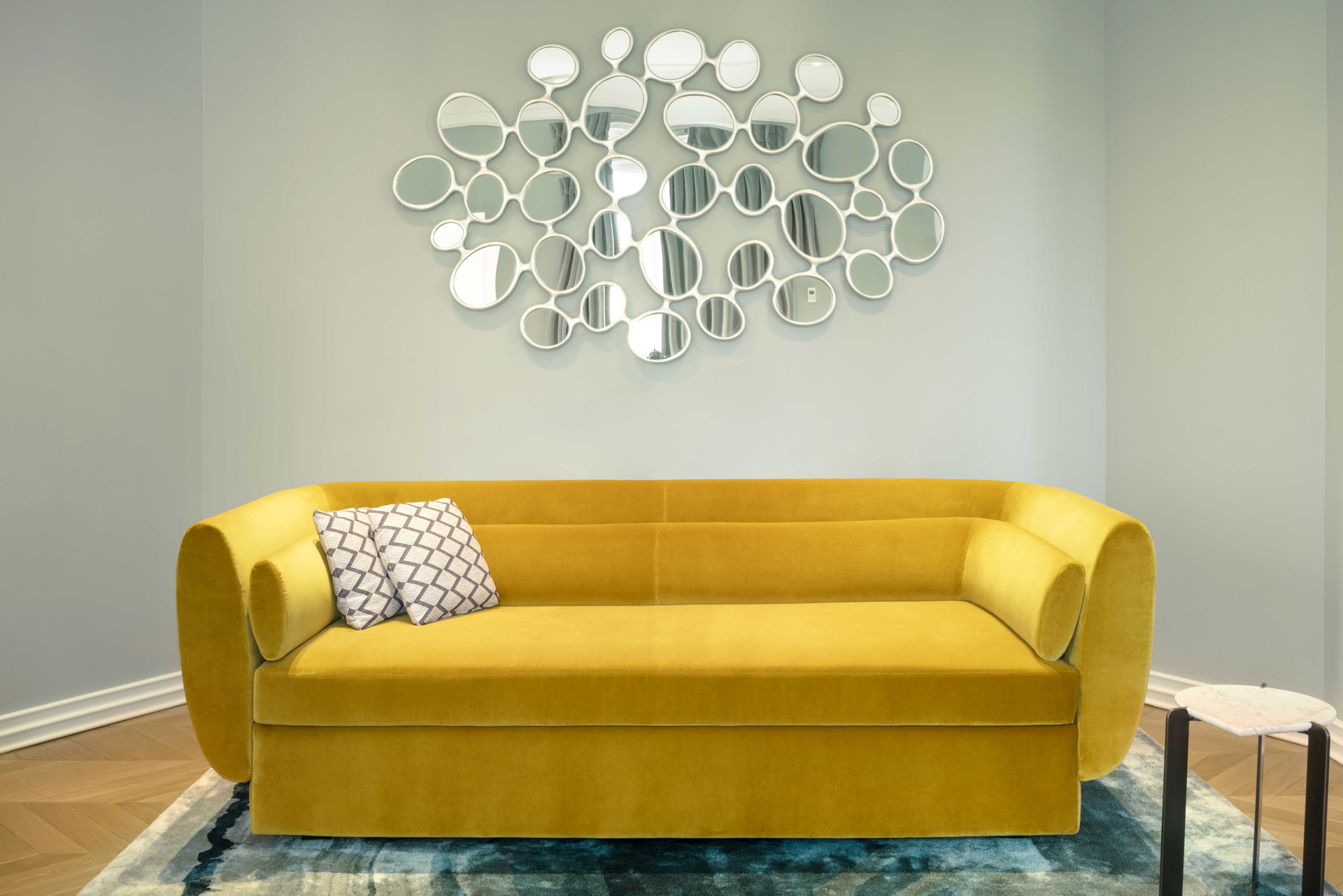 Samt-Symphonie. Das raffinierte Design von Charlotte Biltgen kombiniert Retro-Elemente mit üppigem Samtbezug. Durch die klare Linienführung wirkt das edle Stück trotzdem nicht über- laden. theinvisiblecollection.com