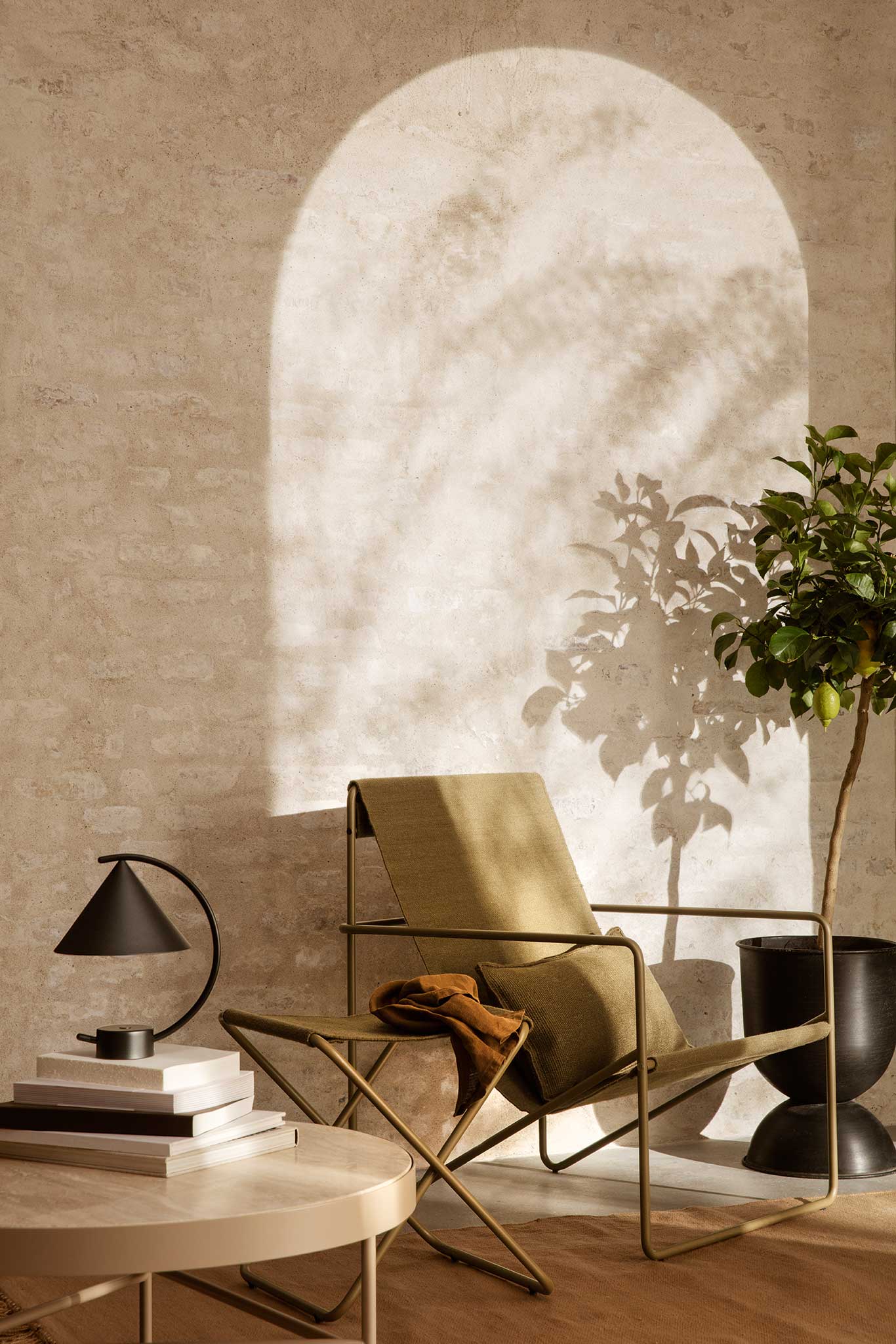 Aus alt wird neu Oder in diesem Fall wohl eher: Aus recyceltem&nbsp;Kunststoff wird PET-Garn und in weiterer Folge der »Desert Lounge Chair« mit Stahlgestell – für innen und außen geeignet.&nbsp;fermliving.de
