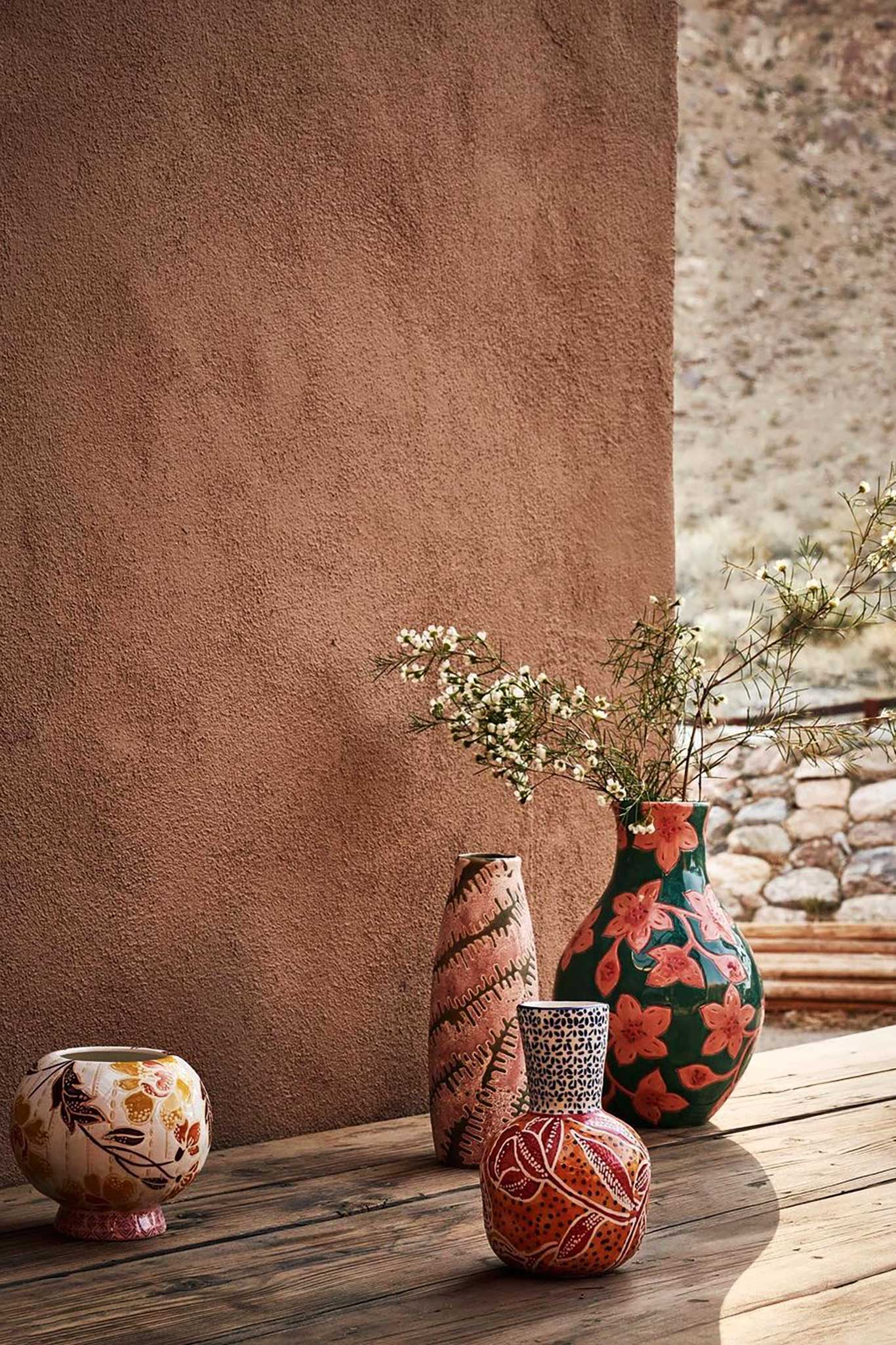 Handarbeit Warum Blumen nur in und nicht auch auf der Vase außen drauf? Eben. Gibt nichts, was dagegenspricht, wie die handbemalte&nbsp;»Zahara Vase« beweist.&nbsp;anthropologie.com