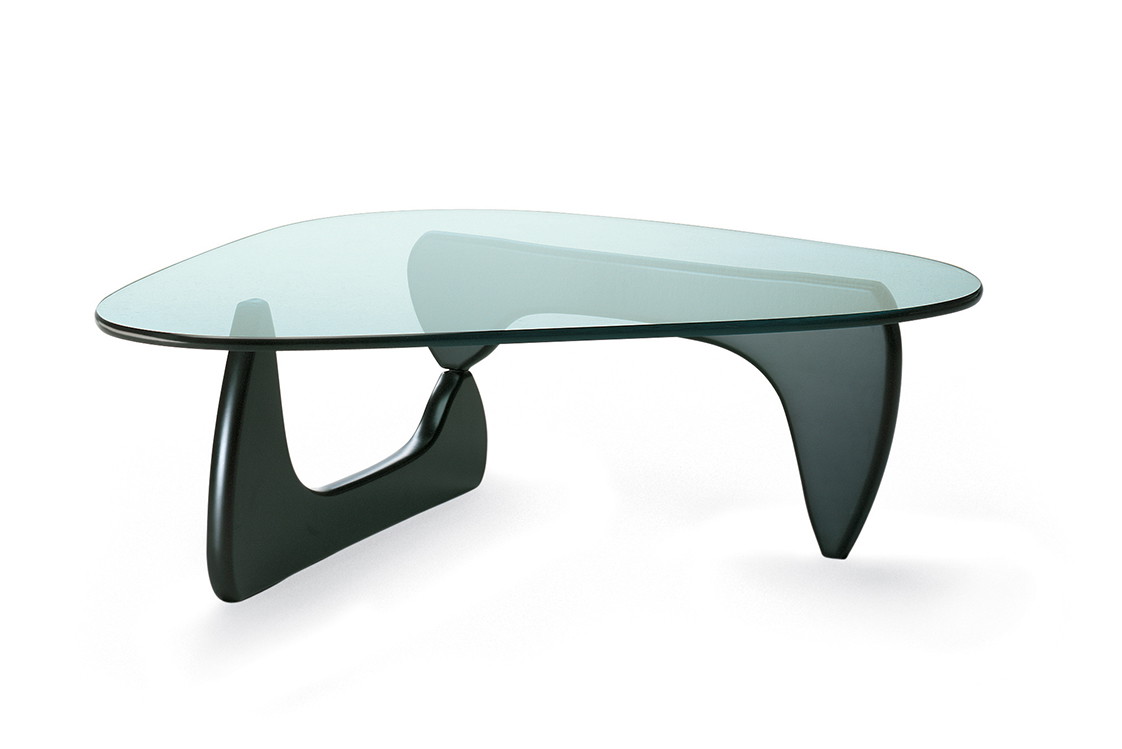 Ikone: Seit 1947 gilt der Couchtisch IN-50 vom amerikanisch-japanischen Bildhauer Isamu Noguchi als moderner Klassiker. vitra.com
