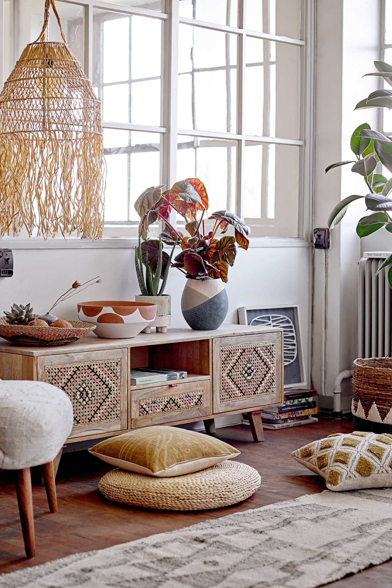 Detailverliebt Das »Celest Sideboard« vereint Ledergriffe, hoch-wertiges Mangoholz und Wiener Geflecht, das zusätzlich mit&nbsp;pastellfarbenen Baumwollseilen verziert wurde. ​​​​​​​bloomingville.com