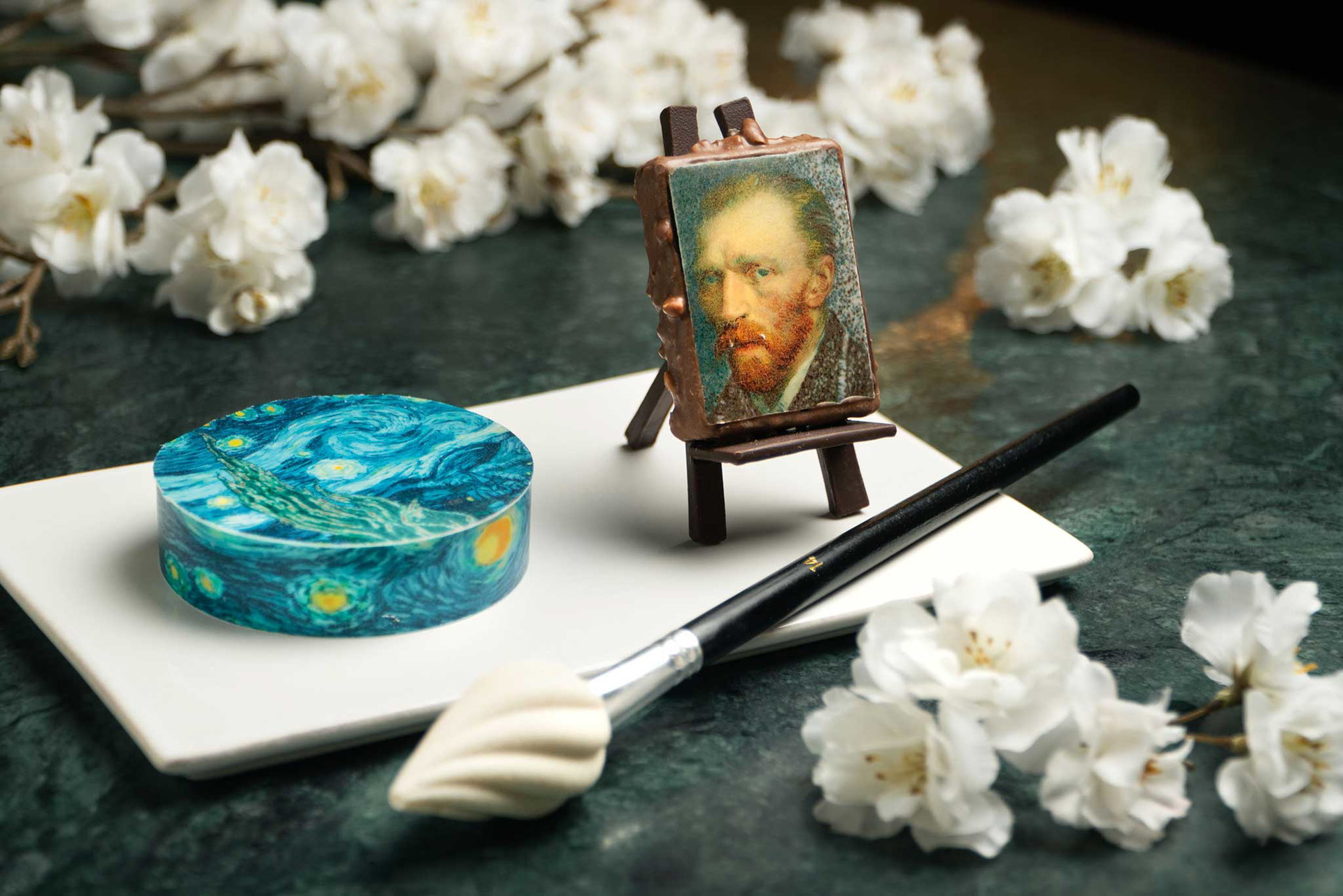 Van Gogh zum Anbeißen&nbsp;Das »Hotel Café Royal« hat berühmte Kunstwerke des niederländischen&nbsp;Malers Vincent van Gogh in raffinierte Törtchen und Süßigkeiten verwandelt. Man kann kaum glauben, dass diese&nbsp;faszinierenden Miniaturen tatsächlich zum Verzehr gedacht sind. Eingenommen wird der künstlerische&nbsp;Afternoon Tea stilgerecht in der&nbsp;Oscar Wild Lounge.&nbsp;hotelcaferoyal.com