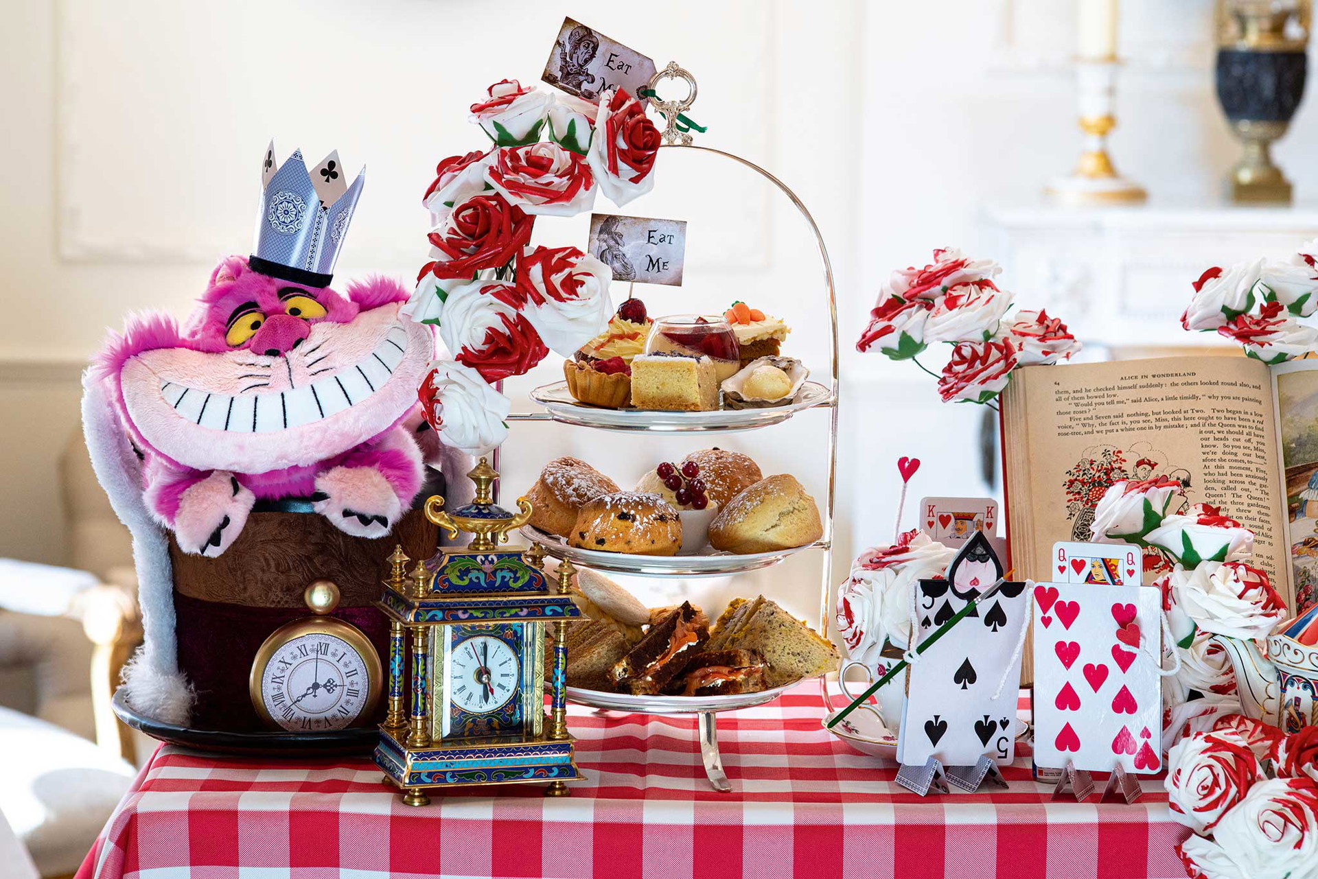 White Rabbit Tea&nbsp;Der Nachwuchs ist eine beliebte&nbsp;Zielgruppe von Afternoon Teas, mit spielerischem Zugang werden Scones und Kekse entworfen, die sich meist an Kinderbüchern orientieren. Eis&nbsp;darf auch nicht fehlen beim »White Rabbit Afternoon Tea« für kleine&nbsp;Feinschmecker unter 12.&nbsp;egertonhousehotel.com