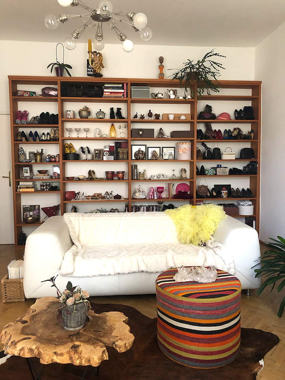 Kleine Galerie: Es muss nicht alles in den Schrank. In ihrem Regal stellt Poleschinski ihre Vintage-Schätze aus: Schuhe, Taschen und andere Accessoires.&nbsp;