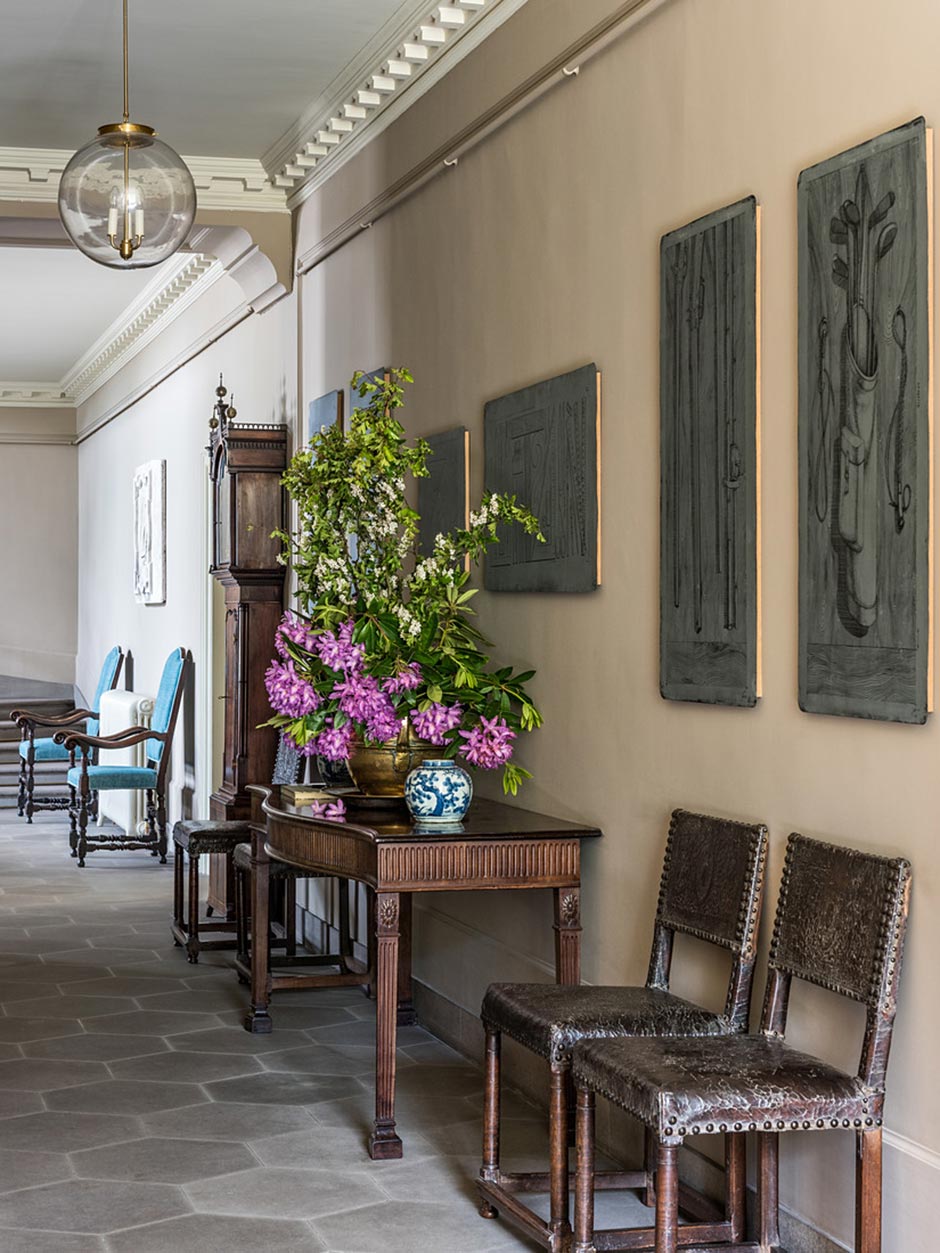 Der Garten ist seit jeher ein untrennbarer Bestandteil von Country Houses. Typisch britisch: Die betont informell arrangierten frischen Blumen, die jede Steifheit verfliegen lassen.&nbsp;