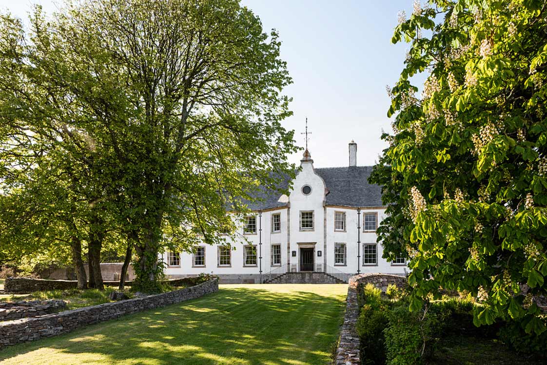 Carskiey House: Das Hauptgebäude stammt aus dem Jahr 1908, das 3000&nbsp;Hektar große Anwesen an der schottischen Felsküste umfasst unter anderem eine Rinderfarm und ein kleines Landhaus mit Meerblick.