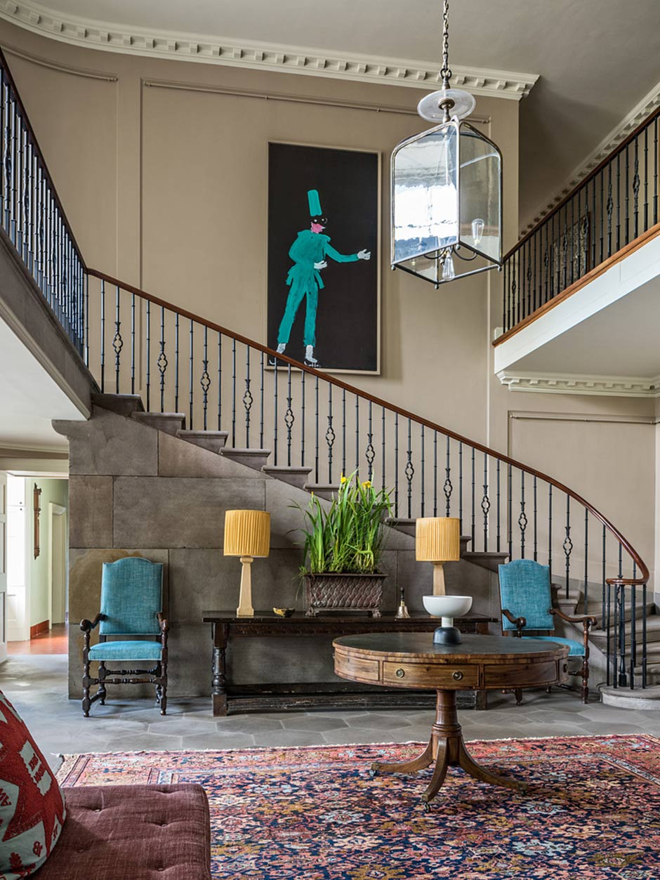 Die Wände im schottischen Carskiey House orientieren sich an den Farben des Natursteingemäuers. Je weiter man sich ins Innere des Hauses bewegt, desto mehr kommen weiche, warme und farbige Textilien ins Spiel.