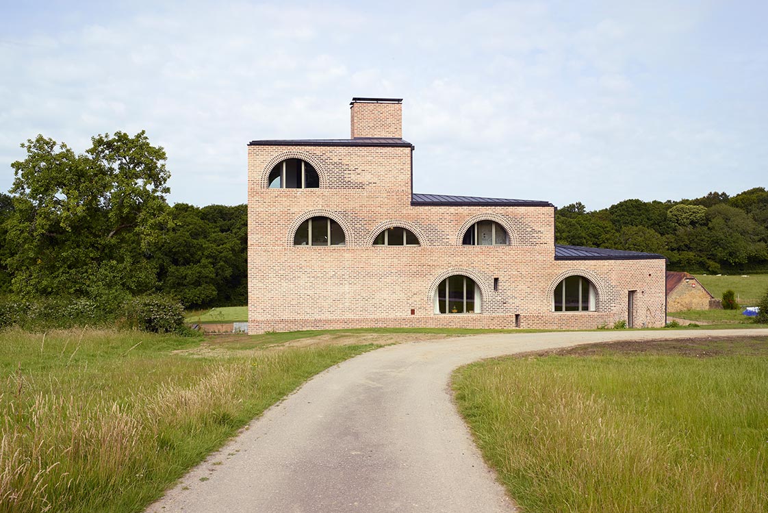 Nithurst Farm:&nbsp;Von außen erinnert Nithurst Farm an eine altrömische Villa. Inspiriert wurde das brandneue Country House jedoch auch von lokaler bäuerlicher Architektur.