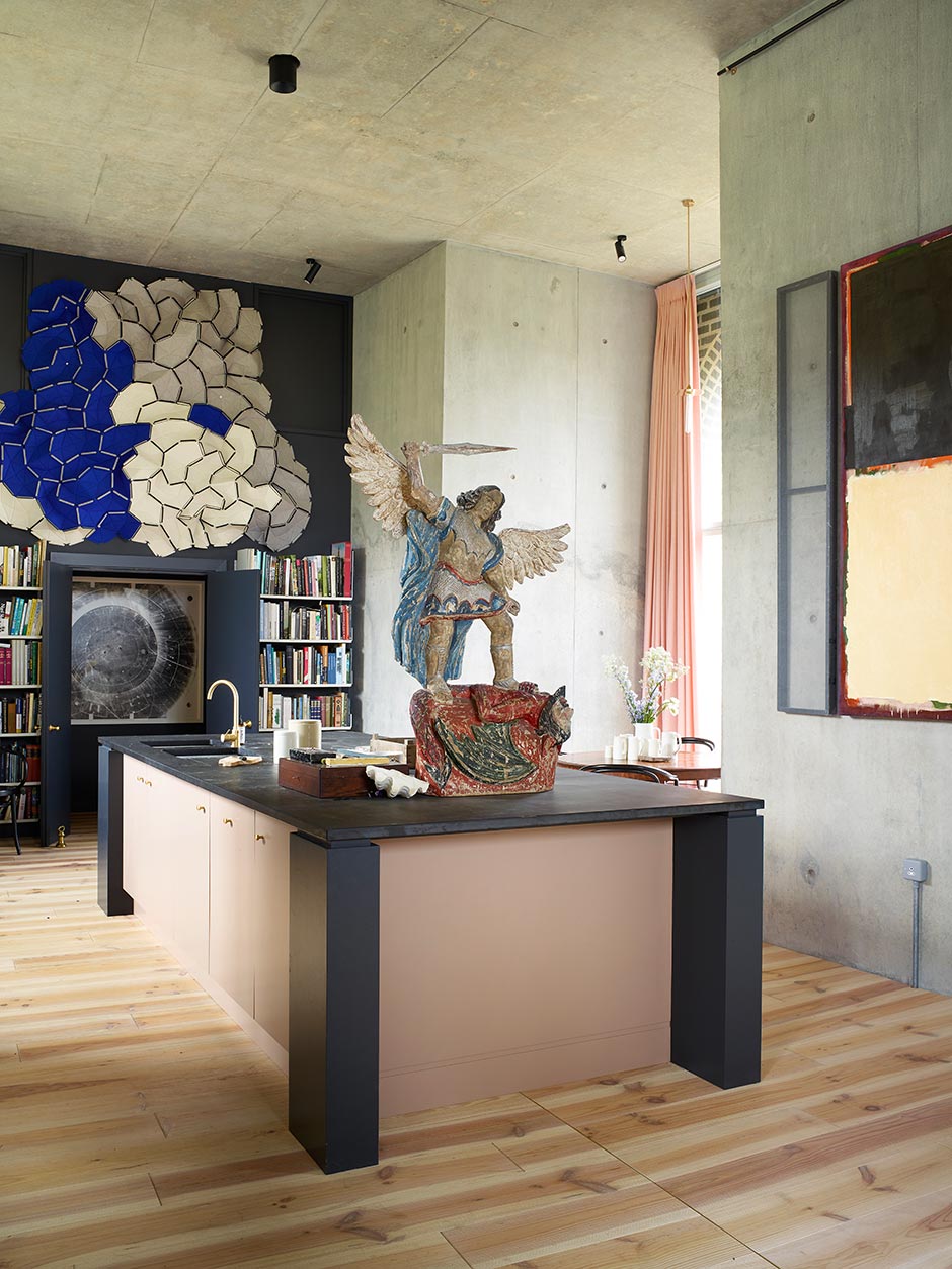 Die große Wohnküche ist das Zentrum von Haus und Familie, hier ist auch der Spielbereich für die drei kleinen Kinder von Adam und Jessica Richards. adamrichards.co.uk