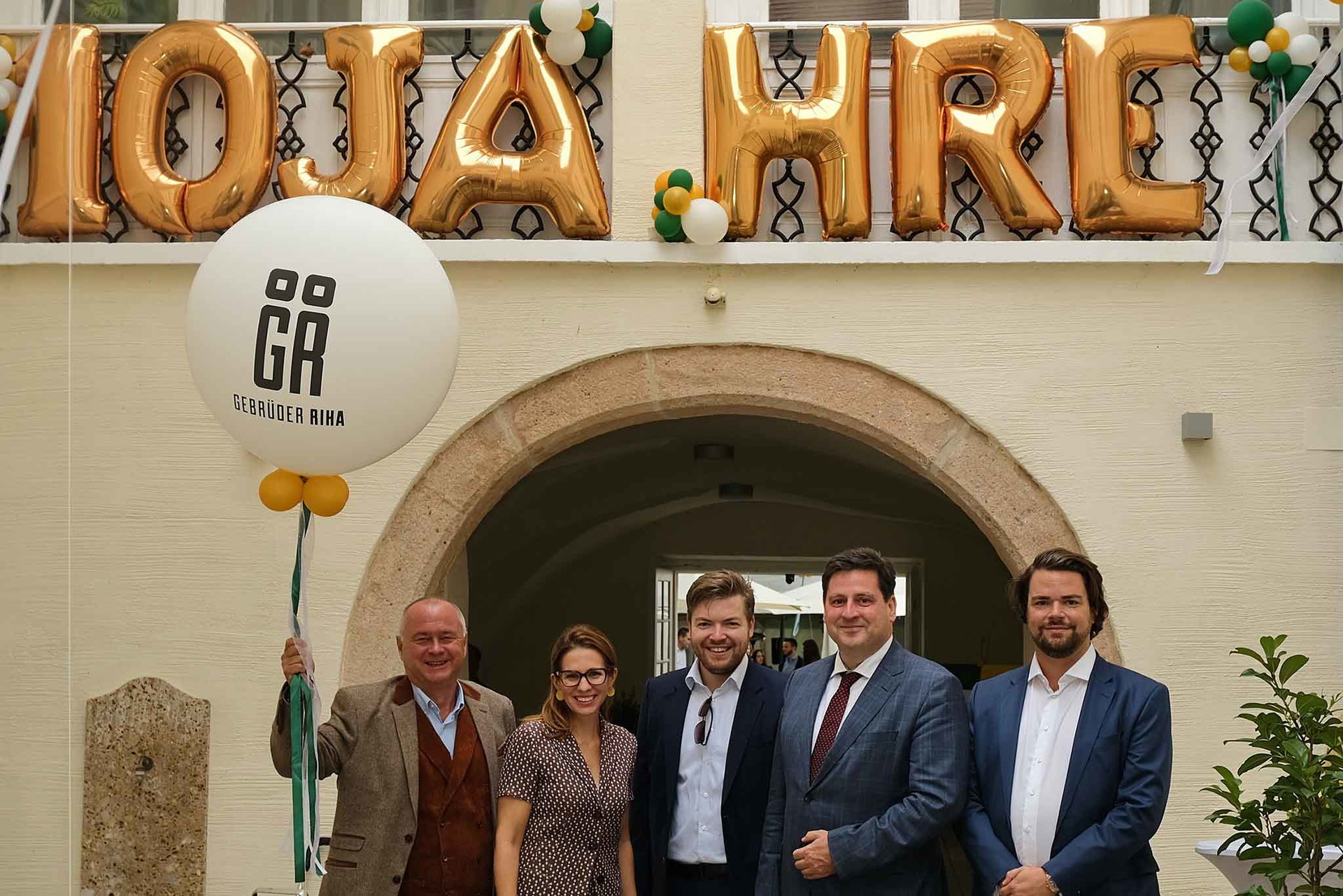 10 Jahre Gebrüder Riha – herzliche Gratulationen kamen auch von beiden Nationalratsabgeordneten Hans Stefan Hintner, seines Zeichens auch Mödlings Stadtoberhaupt (l.), Carmen Jeitler-Cincelli (l.) und Badens Bürgermeister Stefan Szirucsek (2.v.r.), sichtlich strahlend die Firmengründer – Clemens (Mi.) und Bernhard Riha (r.).