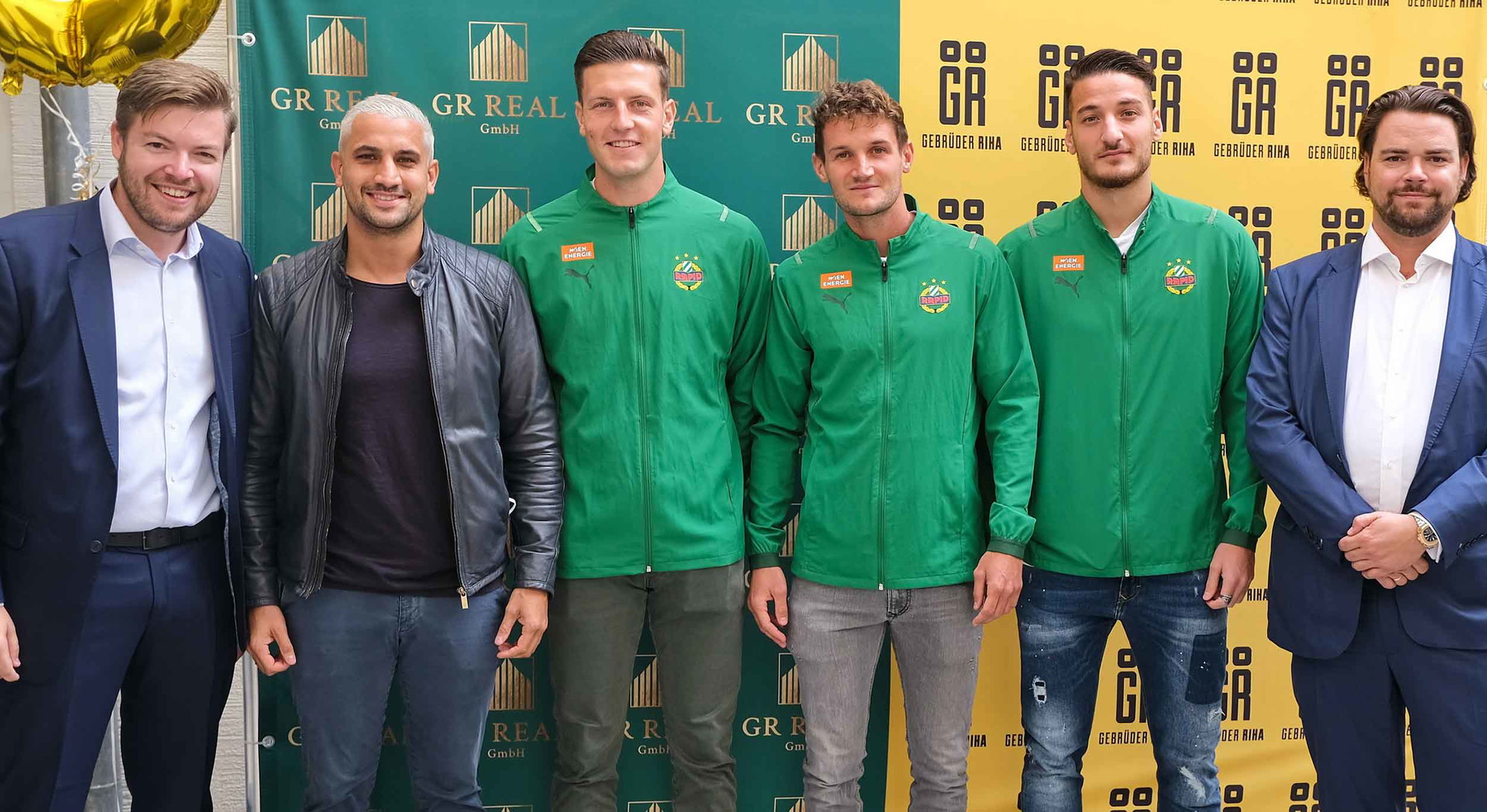 Clemens (l.) und Bernhard Riha (r.) gelten als begeisterte Sportfans, die den österreichischen Profiboxer im Mittelgewicht, Marcos Nader und Rapid, hier zu sehen die drei Spieler Kevin Wimmer, Kapitän Maxi Hofmann, Ercan Kara unterstützen.
