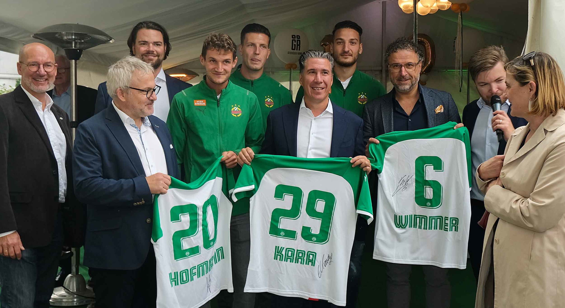 Große Freude bei der Lebenshilfe Mödling, Bernd Hatter (l.) und Lebenshilfe Baden, Monika Waidhofer (r.) sich über insgesamt 14.200 € freuen dürfen. Weiters im Bild sind Spieler Kapitän Maxi Hofmann (4.v.l.), dahinter Kevin Wimmer und Ercan Kara&nbsp;sowie die Spender Martin Rotter, Michael Schmidt, Dieter Neubauer. Bernhard Riha (3.v.l.) und Clemens (2.v.r.) verdoppelten den Erlös aus der Versteigerung.&nbsp;