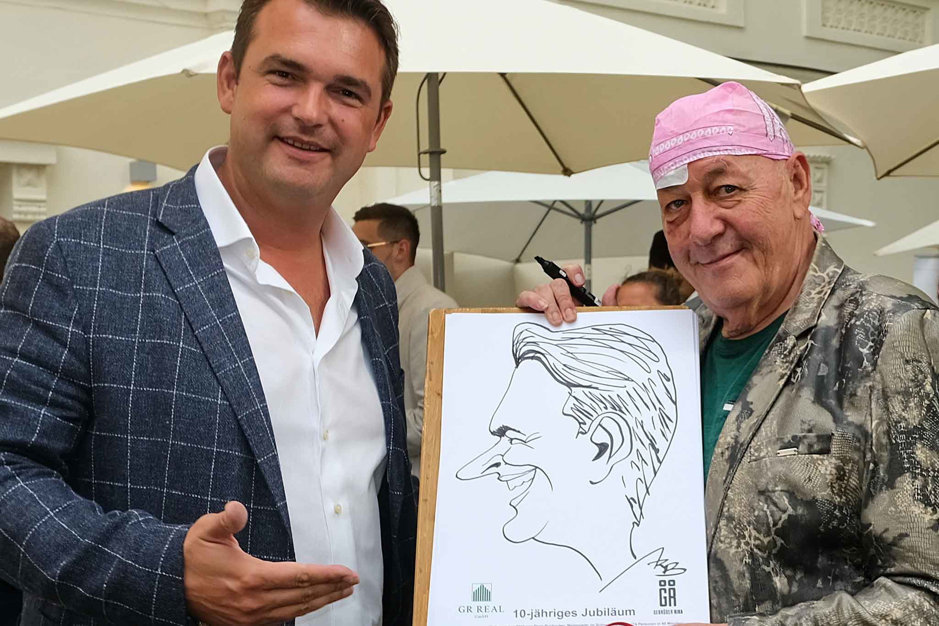 Star-Gastronom Michael Grossauer zeigte Humor und freute sich über die Karikatur des amtierenden Weltrekordhalters Reini Buchacher.&nbsp;