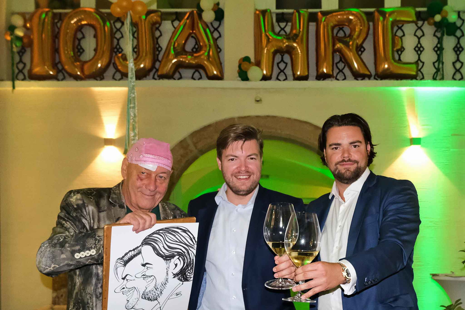Zum Firmenjubiläum karikierte Reini Buchacher auch die Unternehmensbrüder Clemens und Bernhard Riha, die mit dem Ergebnis höchst zufrieden waren.