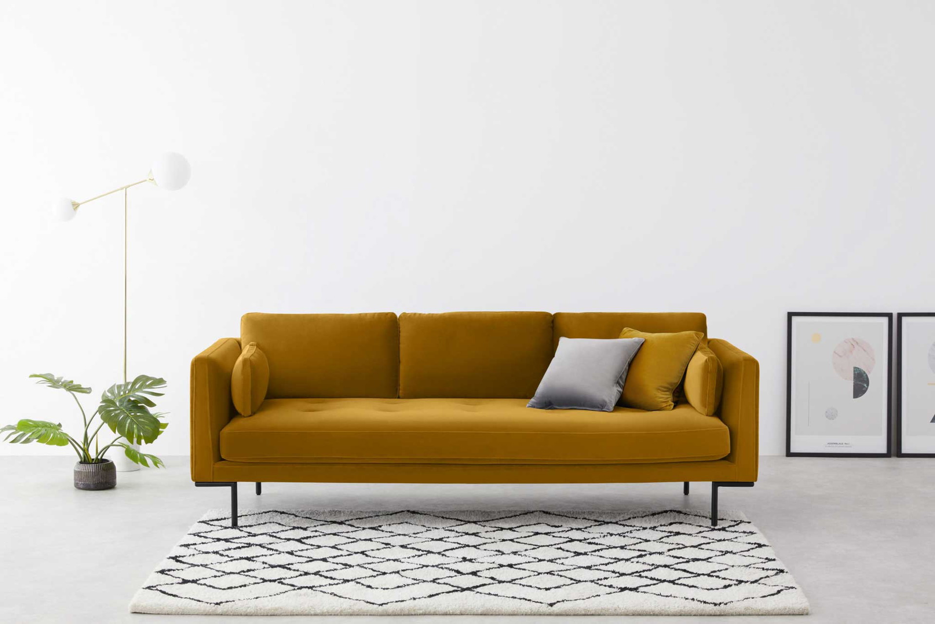 Ohne Kompromisse Hier trifft dank senfgelbem, strapazierfähigem&nbsp;Bezug aus Samt Zweckmäßigkeit auf Design: Genau im Trend oder doch klassisch zeitlos? Modell »Harlow« zeigt, dass beides geht. ​​​​​​​made.com
