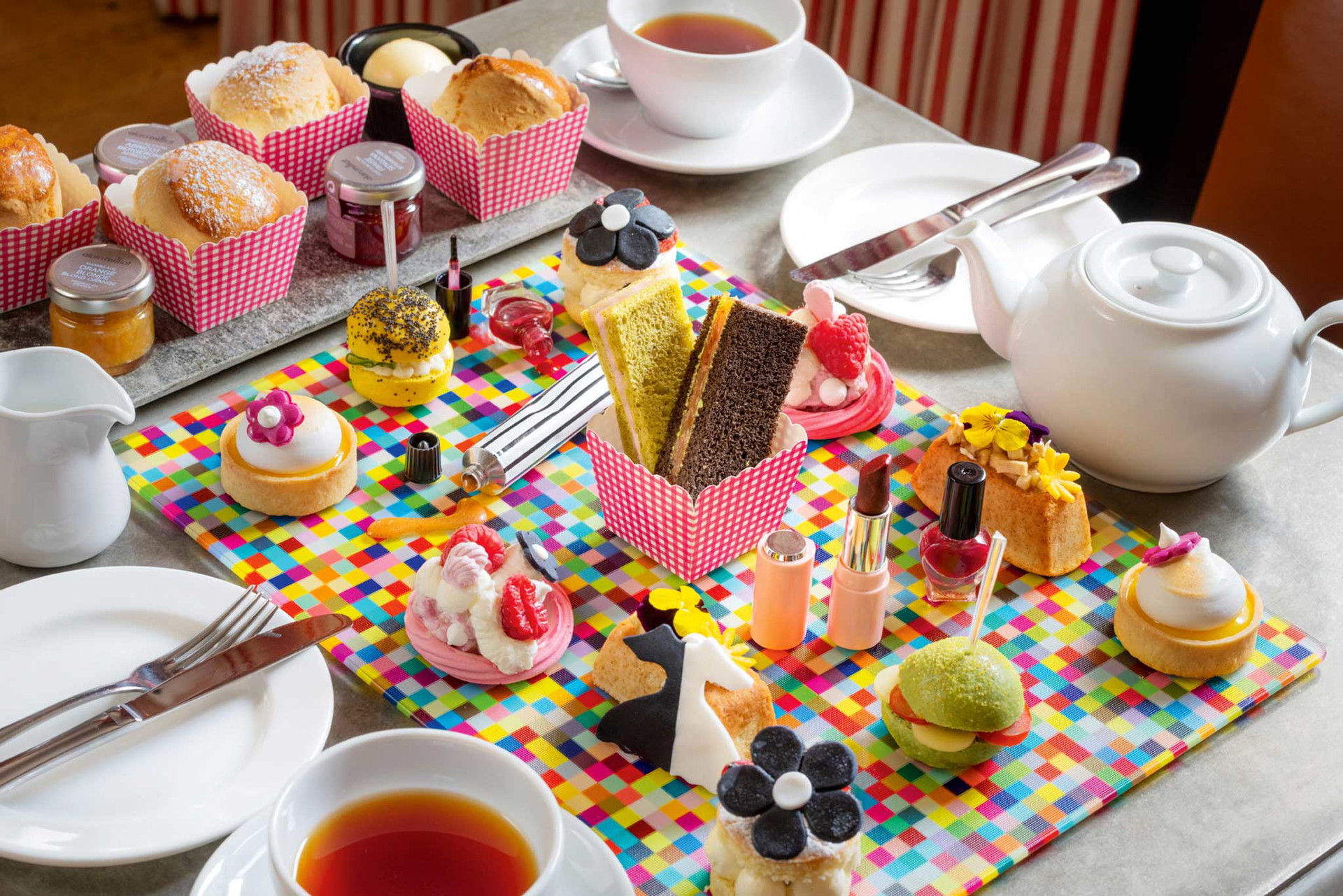 Mode-Menü&nbsp;Das »Pelham Hotel« widmet seinen Afternoom Tea der farbenfrohen Mode der 1960er-Jahre. Im Victoria and Albert Museum ist die dazu&nbsp;passende Ausstellung über die britische Designerin und Fashion-Ikone Mary Quant zu sehen, die als Erfinderin des Minirocks gilt. Das Model Twiggy machte ihren Look zum Markenzeichen einer&nbsp;Generation.&nbsp;starhotelscollezione.com