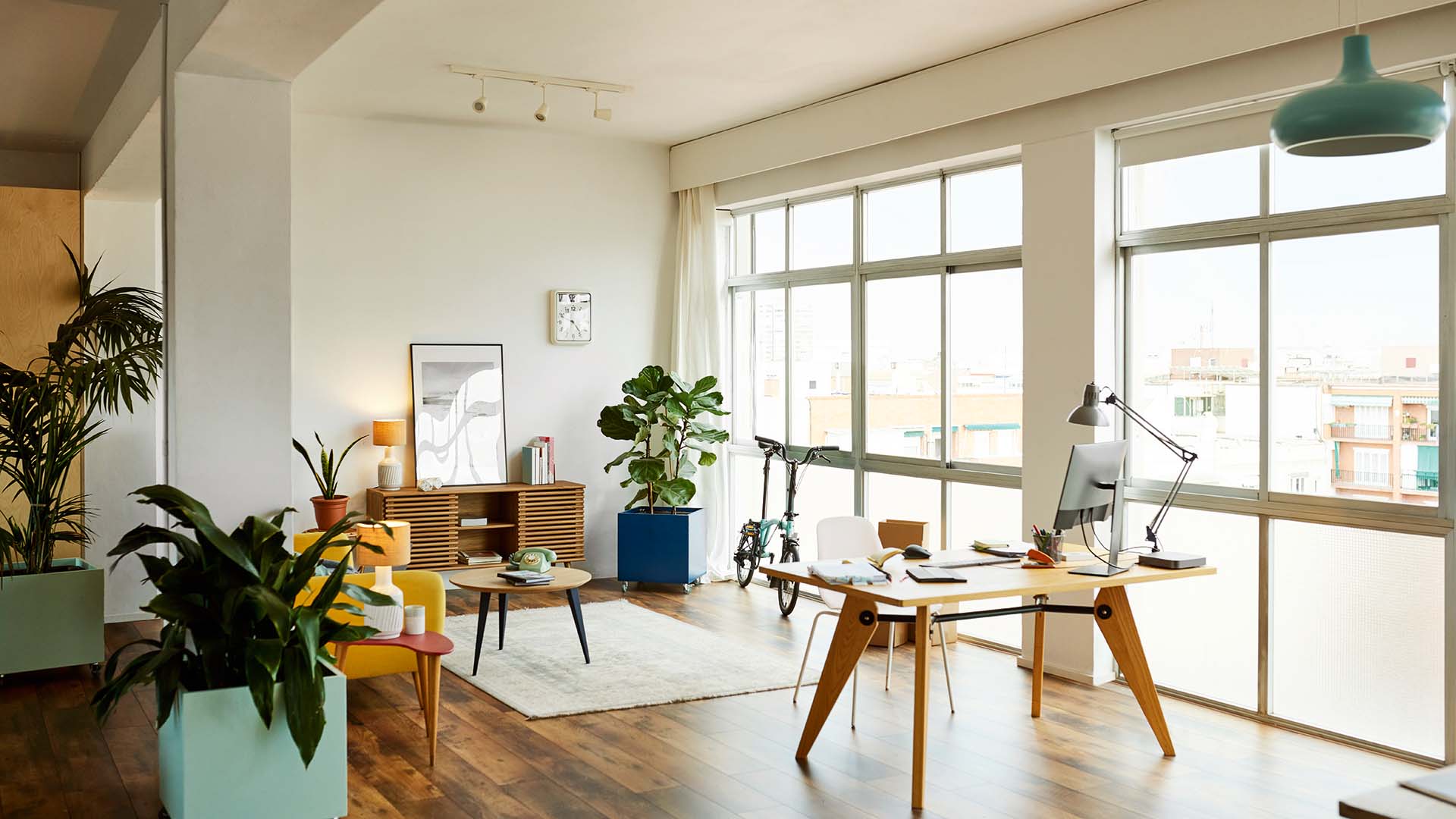 Immer wichtiger – auch in Homeoffice-Zeiten: das Schaffen eigener Bereiche. Und wenn es nur ein Schreibtisch ist, der abgegrenzt steht.