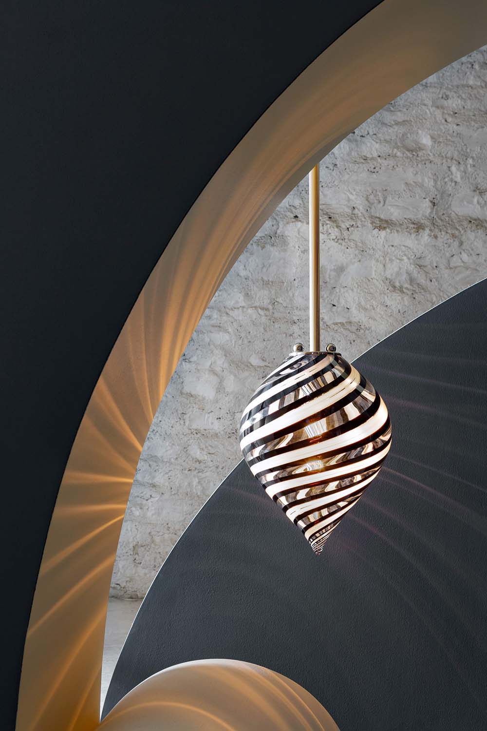 Die »Pendant Balloon Canne« vereint mundgeblasenes Glas mit einer Messingstange und ist von der Zirkuswelt inspiriert.