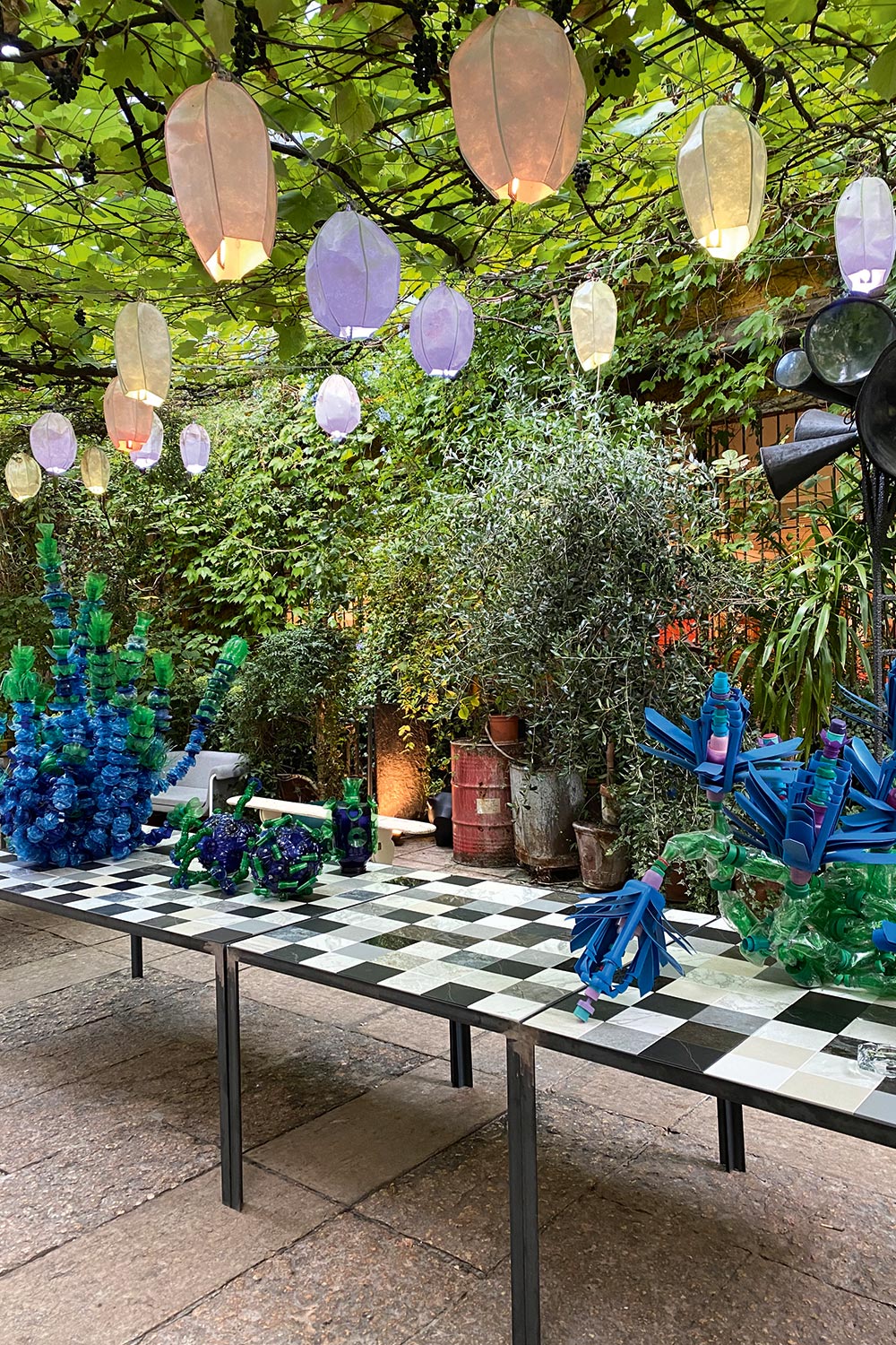 Das sogenannte Entree der Galerie bildet der charmante Innenhof, in dem heuer Kunstwerke als Teil des »Guiltless Plastic«-Projekts ausgestellt wurden.
