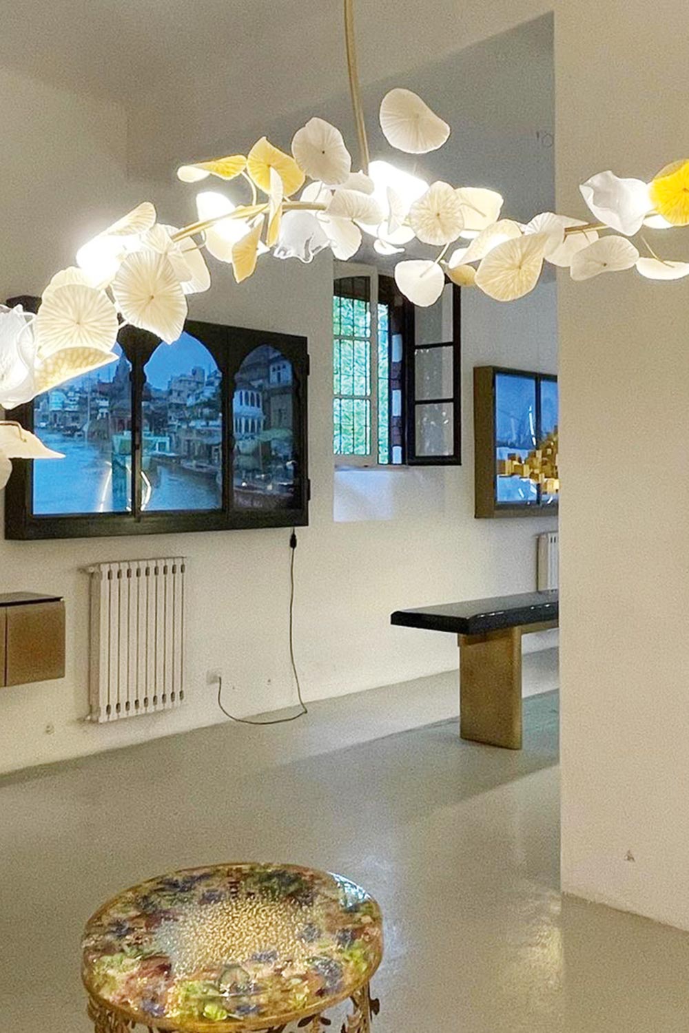 »Dreamy Forest« von Vezzini &amp; Chen besteht aus Porzellanblättern und Glasblumen, befestigt auf einer Messingstange.
