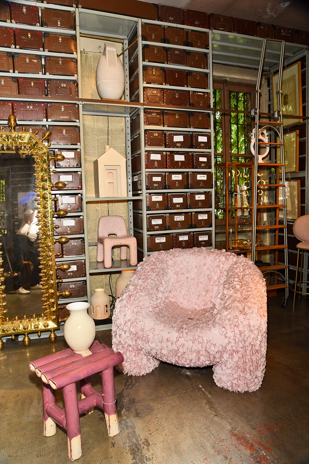 Der gemütliche »Hortensia Chair« von Studio Reisinger ist bei Rossana zu bewundern.