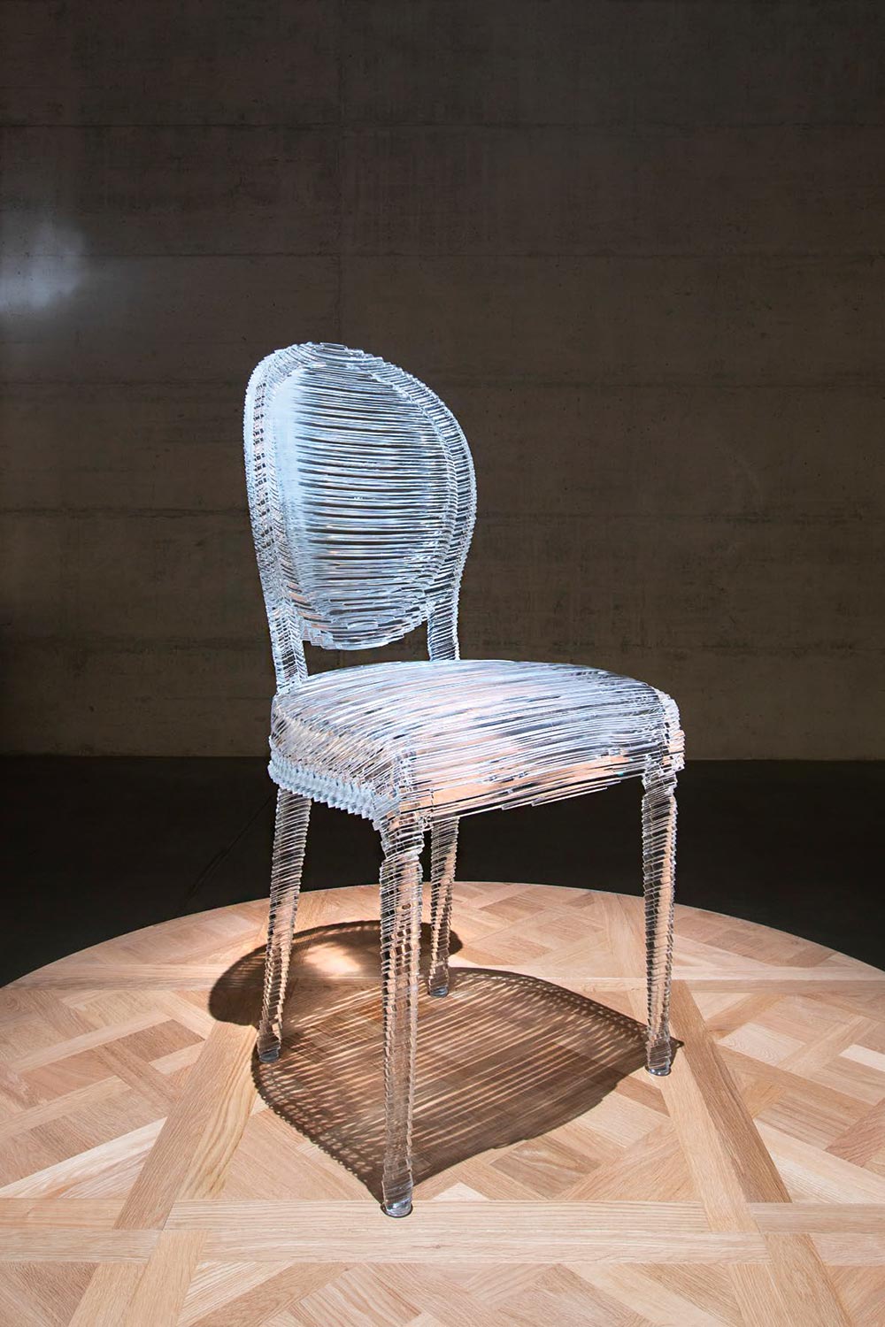 Links: ein Modell von Tokujin Yoshioka.