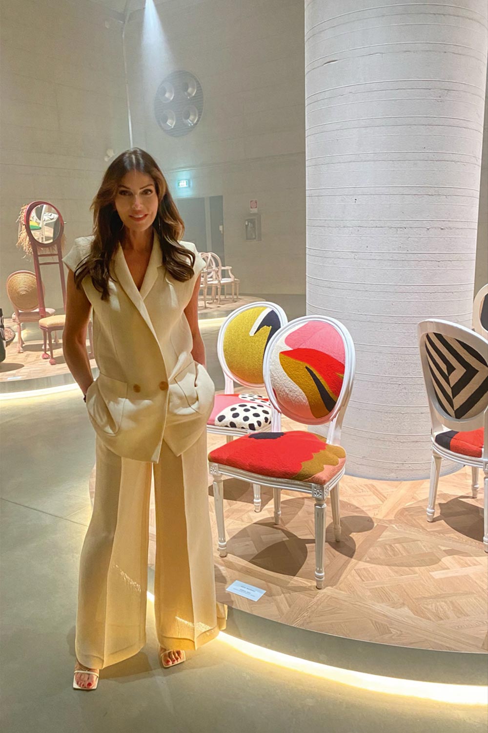 Dior ließ von siebzehn Topdesignern den klassischen »Medallion«-Chair neu interpretieren. Hier »Swans« von India Mahdavi. &nbsp;