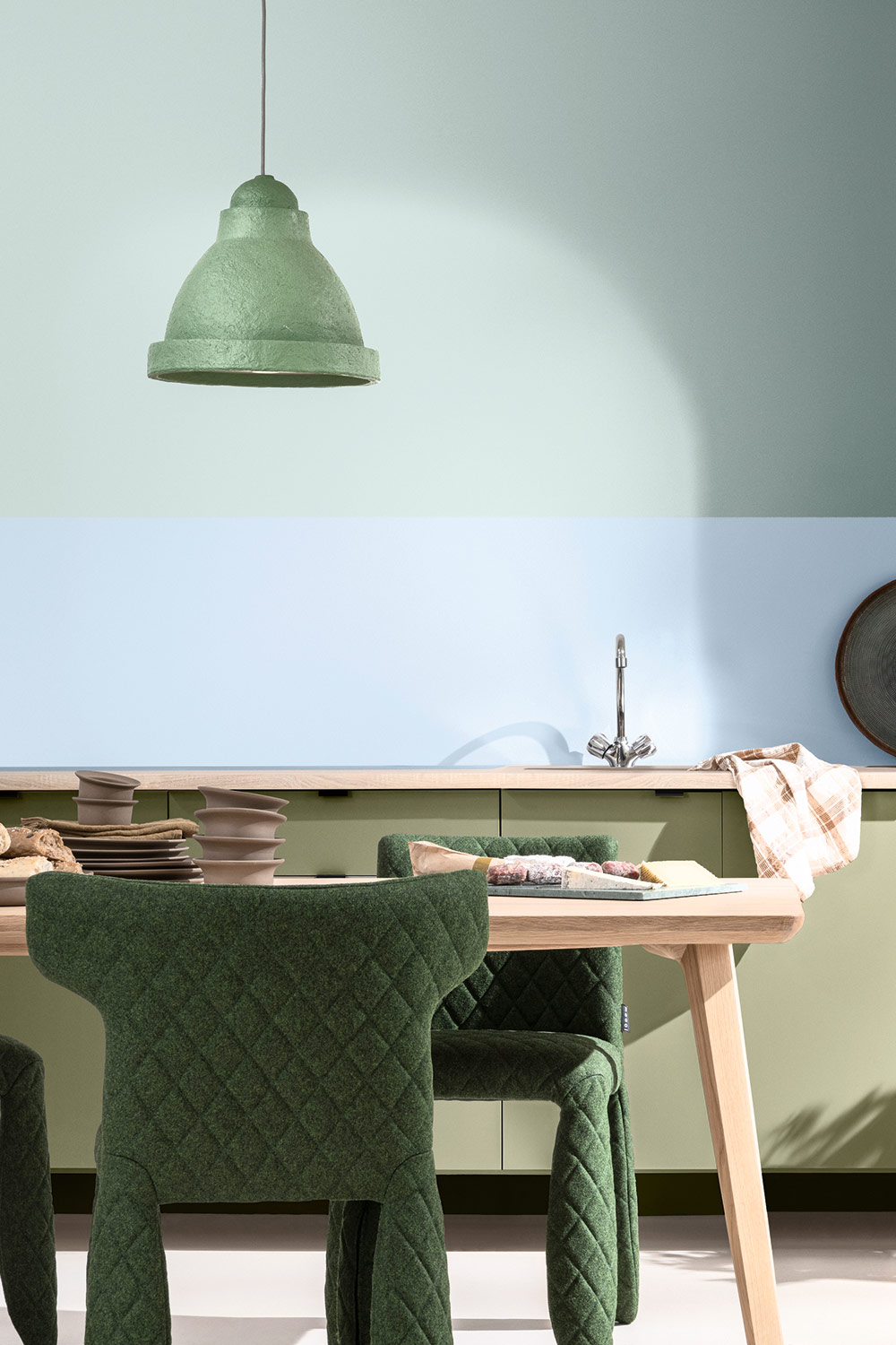 Dulux setzt mit der Farbe »Bright Skies« auf Himmelblau. Es passt perfekt zu den 2022 ebenfalls sehr angesagten Grüntönen. dulux.at