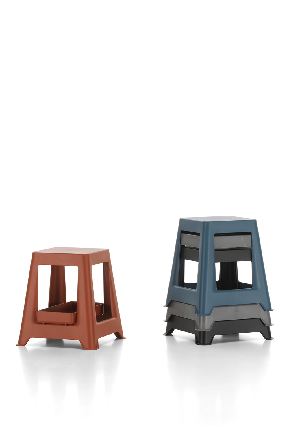 Designstar Konstantin Grcic hat mit dem »Chap« ein flexibel einsetzbares Teil aus recyceltem Polyamid kreiert. Ob Hocker, Schemel oder Beistelltisch&nbsp;– da geht was. vitra.com