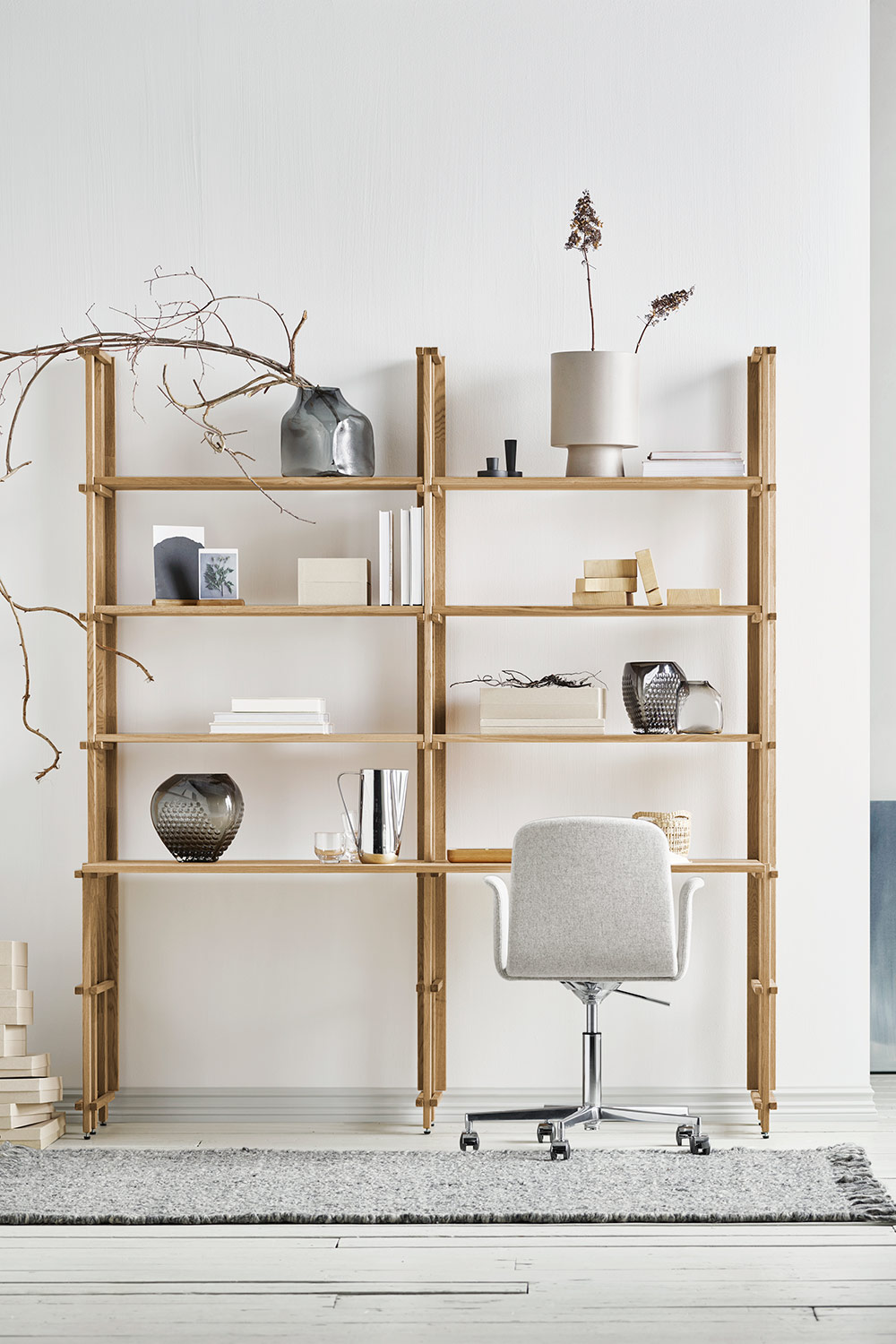 Adam Friedmans modulares Regalsystem aus massiver Eiche könnte mit Leichtigkeit ein Klassiker werden. bolia.com