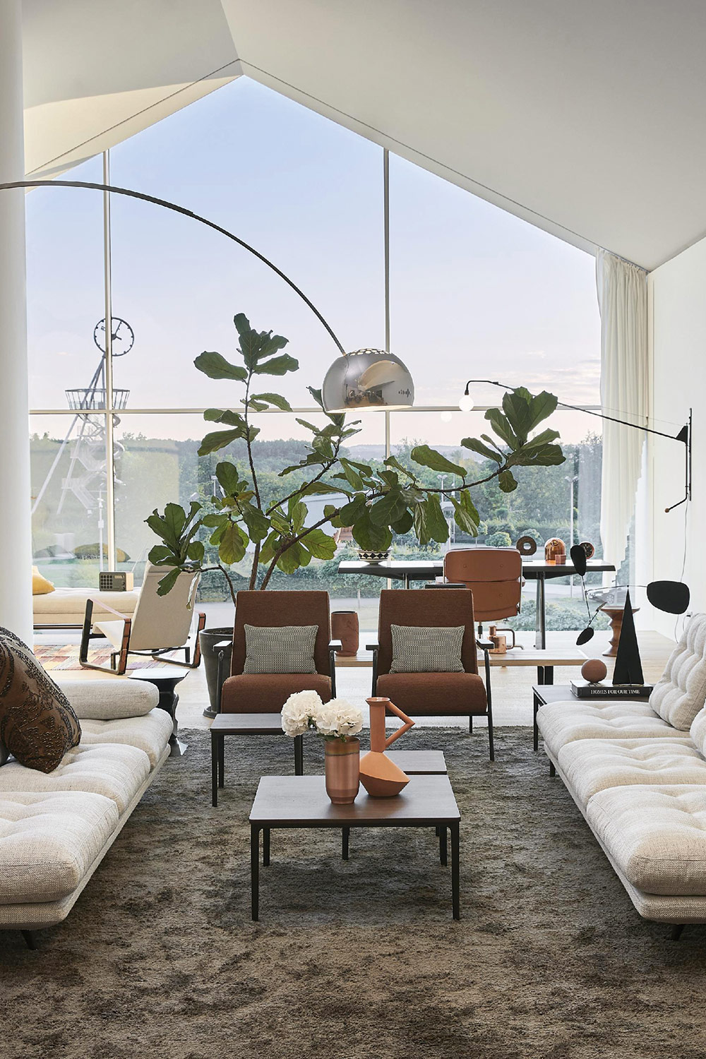 Für Vitra richtete Connie Hüsser das VitraHaus ein und kreierte einen eigenen Look, der über gewohnte Showroom-Ästhetik hinausgeht.&nbsp;