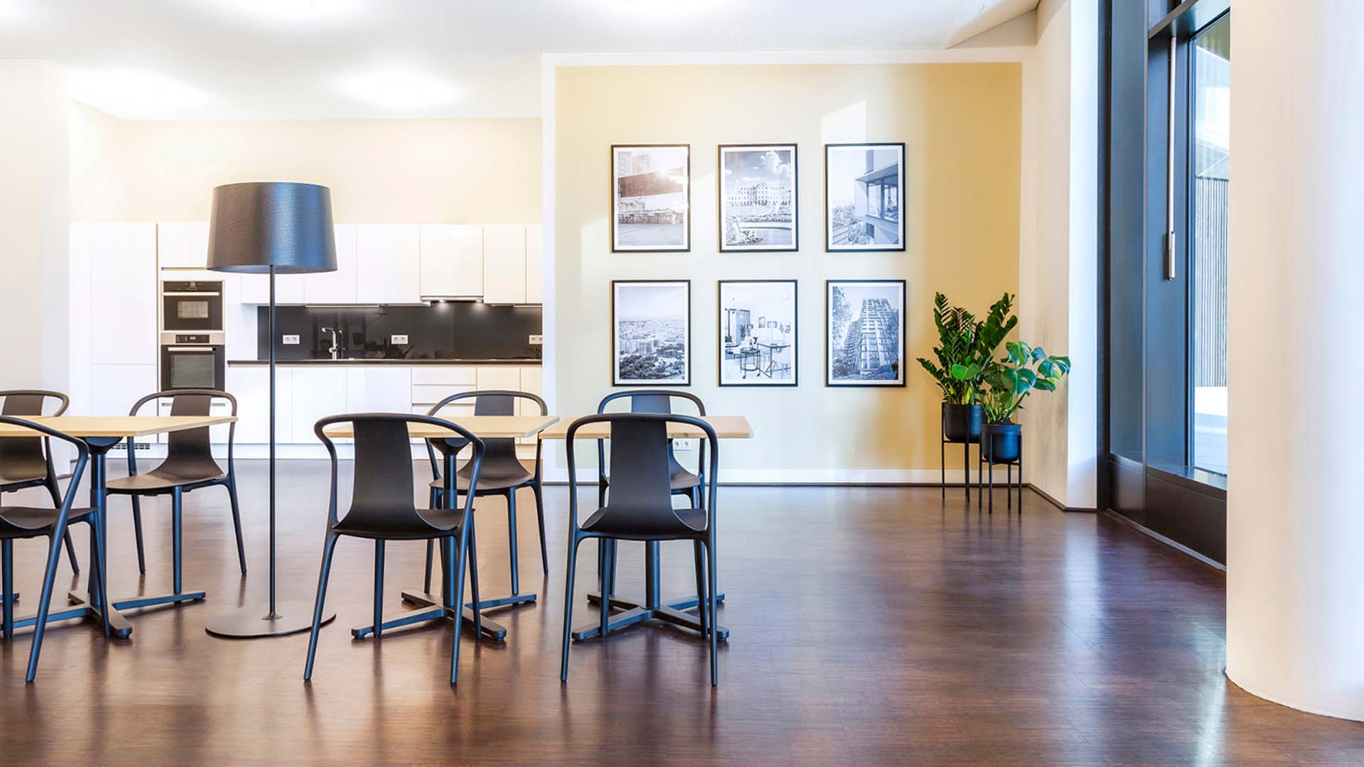 Multifunktionaler Community-Space mit VITRA®-Möbeln und MIELE®-Geräten.