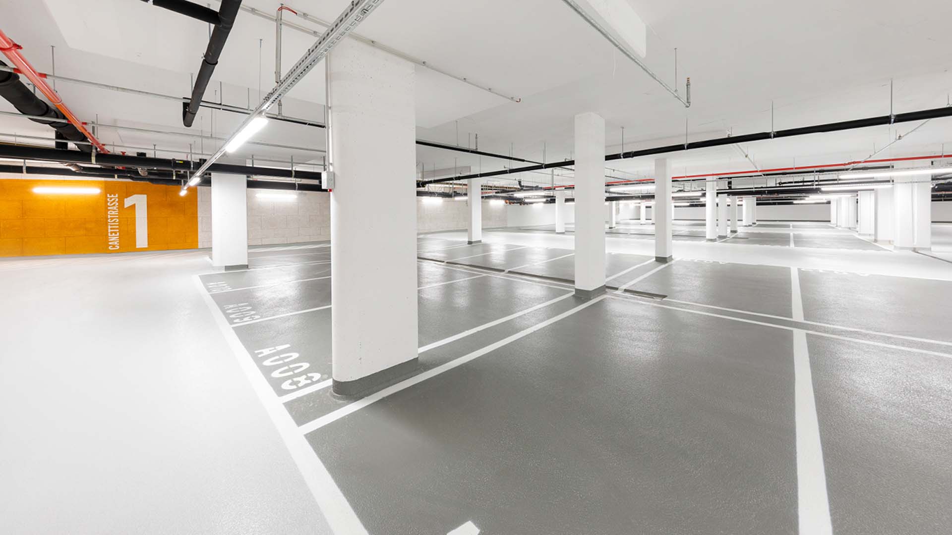Großzügige Garage und große Kellerabteile mit Steckdose für E-Bike, Weinkühlschrank etc.