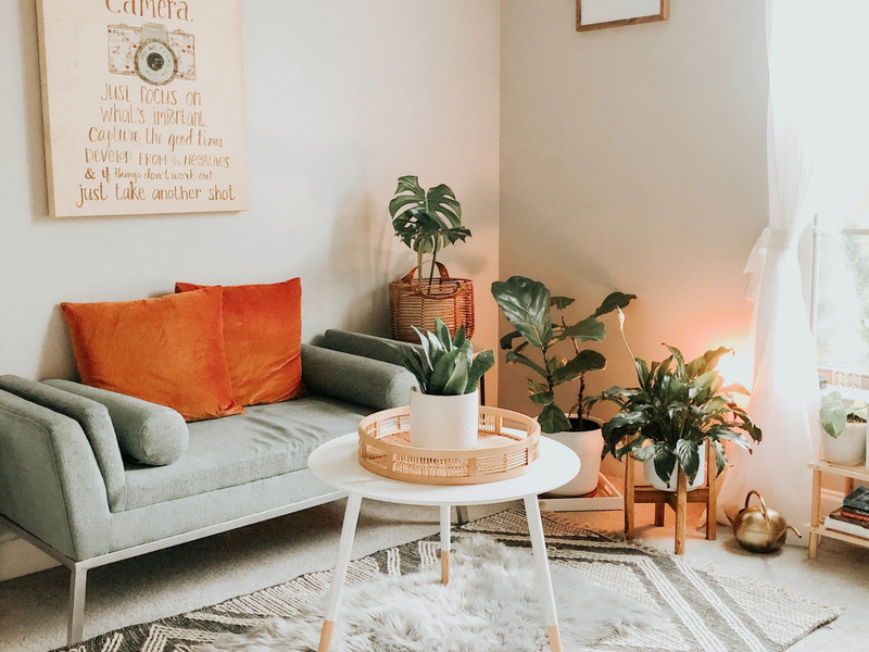 Nicht in jedes Wohnzimmer passt eine große Wohnlandschaft: Setzen Sie in kleinen Räumen besser auf einen gemütlichen Sessel.&nbsp;