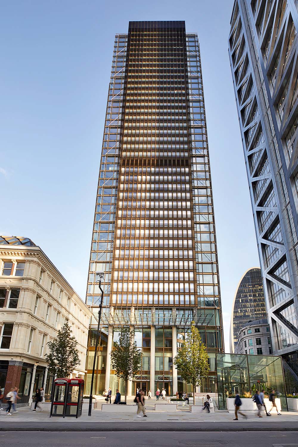 Sieht wie ein Büroturm aus, ist aber keiner: Unten eröffnet Europas erstes »Pan Pacific Hotel«, ab dem 21.&nbsp;Stockwerk luxuriöse Sky Residences. Die 43-stöckige »One Bishopsgate Plaza« bringt das ­Wohnen zurück in die Londoner City.
onebgp.com