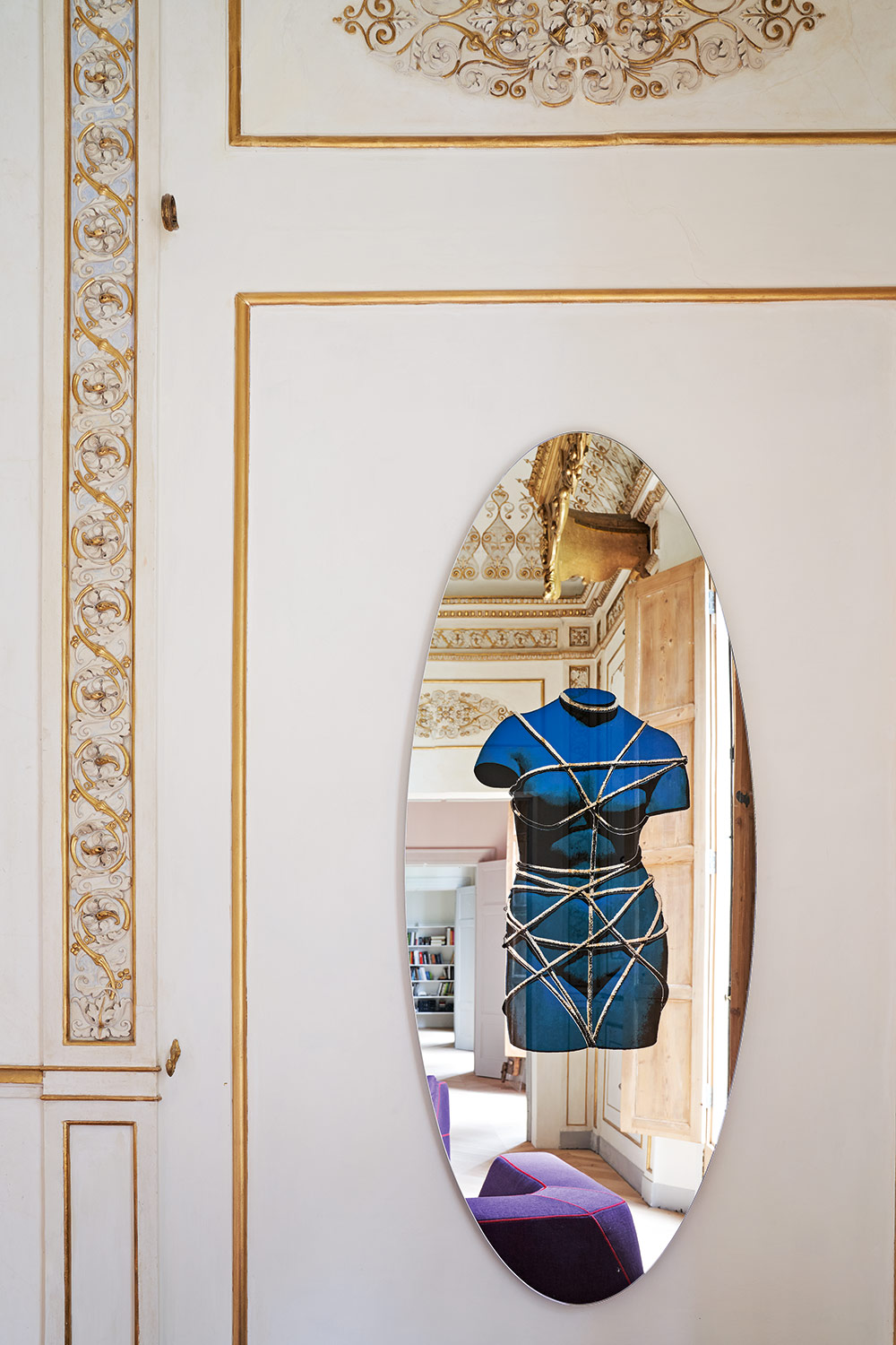 Der einflussreiche italienische Designer Dino Gavina entwarf diesen avantgardistischen Spiegel.