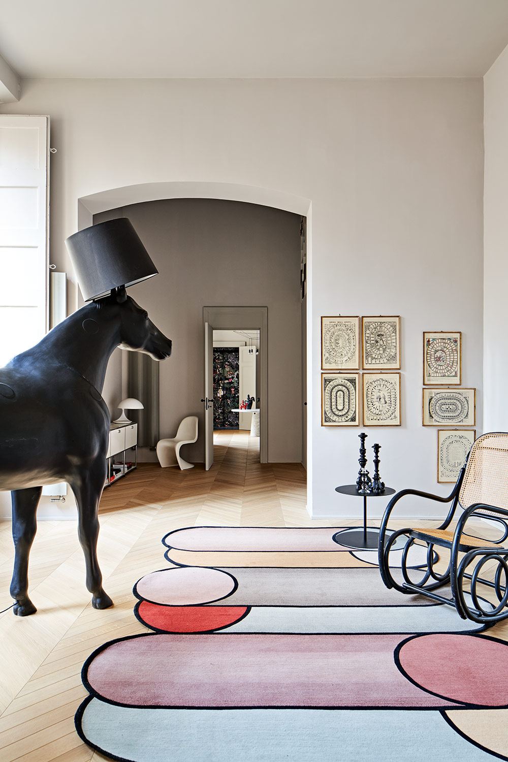 Die Lampe im Pferdedesign von Moooi fungiert als Blickfang. Die Wände zieren gerahmte Brettspiele aus dem Fundus von Carolas Mutter. Der Schaukelstuhl ist ein echter Thonet.