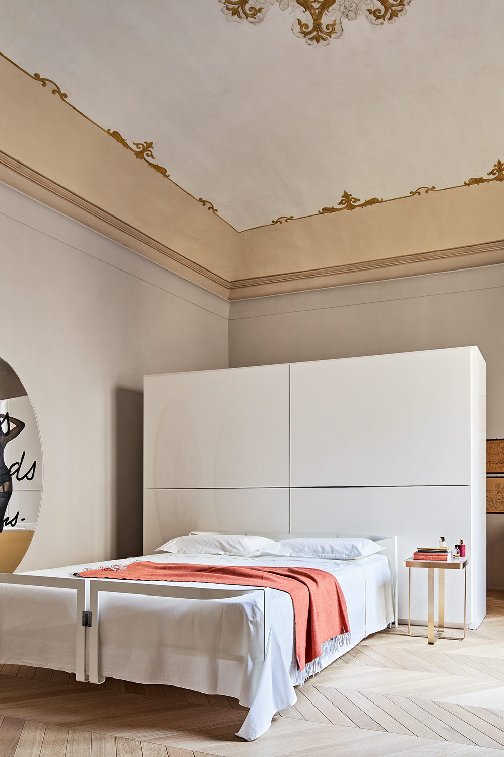 Der ideale Rückzugsort für ruhige Stunden. Carolas Schlafzimmer überzeugt durch eine stimmige Aufteilung und geschmackvolle Einrichtung. Schrank: Cappellini. Bett: Cassina.