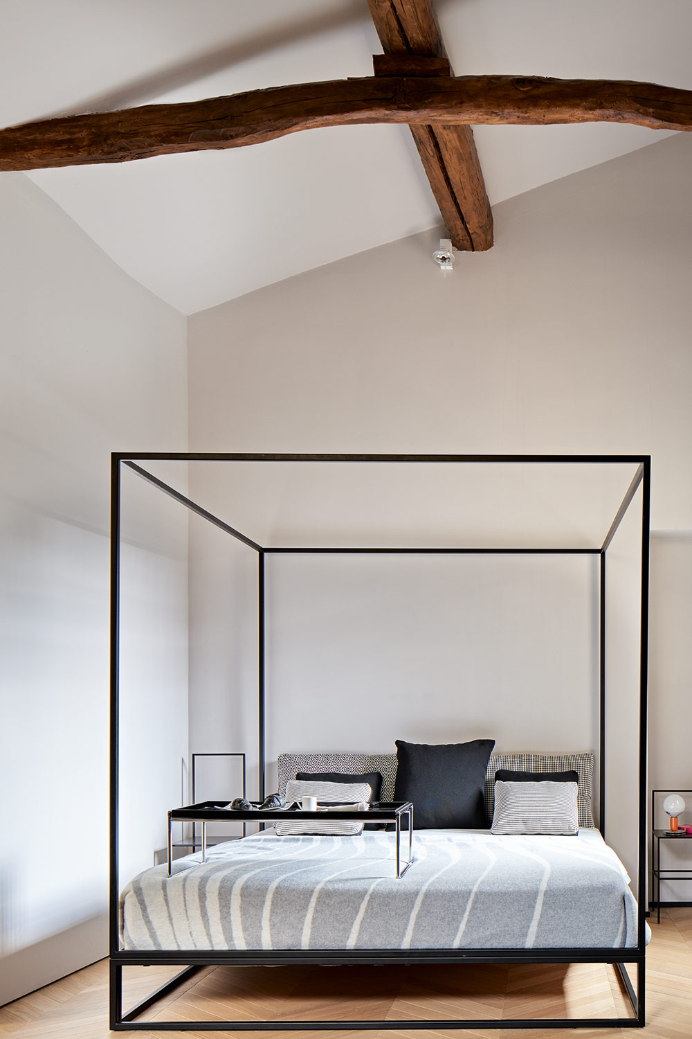Das Schlafzimmer des Sohnes. Die Einrichtung stammt von XAM. Das Antlitz des Paris hat der in Bologna lebende griechische Künstler Dimitris Bakopanis in Szene gesetzt.