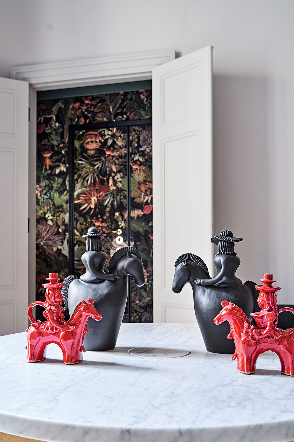 Auf einem von Designlegende Angelo Mangiarotti für Agape designten Marmortisch tummeln sich kleine Skulpturen von Enza Fasano.