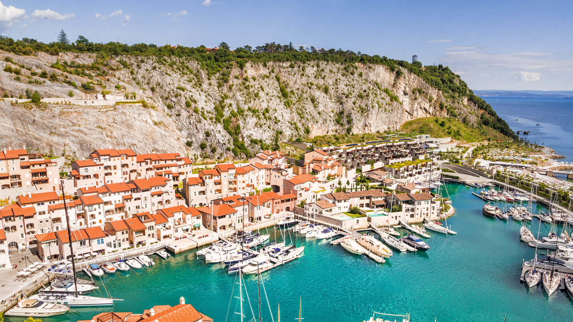 Das »kleine Dorf« ist eine Alternative zum Wohnen in der Stadt, wenn man luxuriöses Resort-Feeling mag. portopiccolosistiana.it