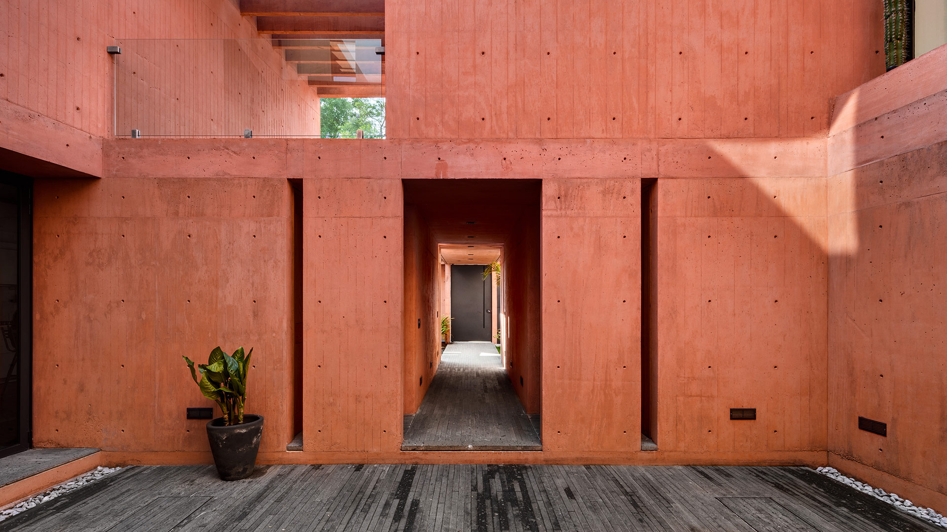 Dank Frida Kahlo und Luis Barragán war Coyoacán in Mexico City immer schon ein buntes Stadtviertel. Die MMX Architects setzen diese Tradition nun fort, indem sie den Beton für ihr CVC House nicht nur oberflächlich, sondern bis in die Tiefe des Materials mit rotem Pigment durchfärben. Trotz seiner massiven, kompakten Form erscheint das Wohnhaus mit seinen Patios, Durchbrüchen und unregelmäßig verteilten Fensteröffnungen als poetische, ja fast leichtfüßige Skulptur. mmx.com.mx