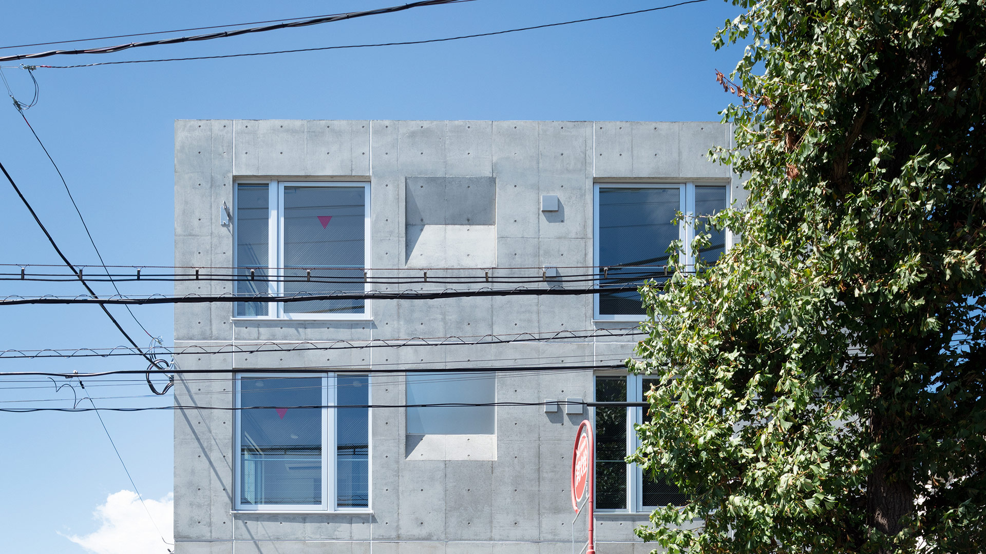 Das Wohnhaus »Escenario Todoroki« am Stadtrand von Tokio&nbsp;– von den Bewohnern schlicht und einfach »Concrete Box« genannt&nbsp;– ist ein besonders konsequentes Beispiel für den Einsatz von Beton im Wohnbereich. Architekt Ryuichi Sasaki schuf eine schlichte Kiste, wobei sich das Material bis über die Dachflächen nach oben zieht. Auffällig ist die Oberfläche: Die Anker- beziehungsweise Hüllrohr-löcher, die im Schalungsprozess entstehen, verleihen dem Haus eine futuristische Chesterfield-Optik. sasaki-architecture.com
