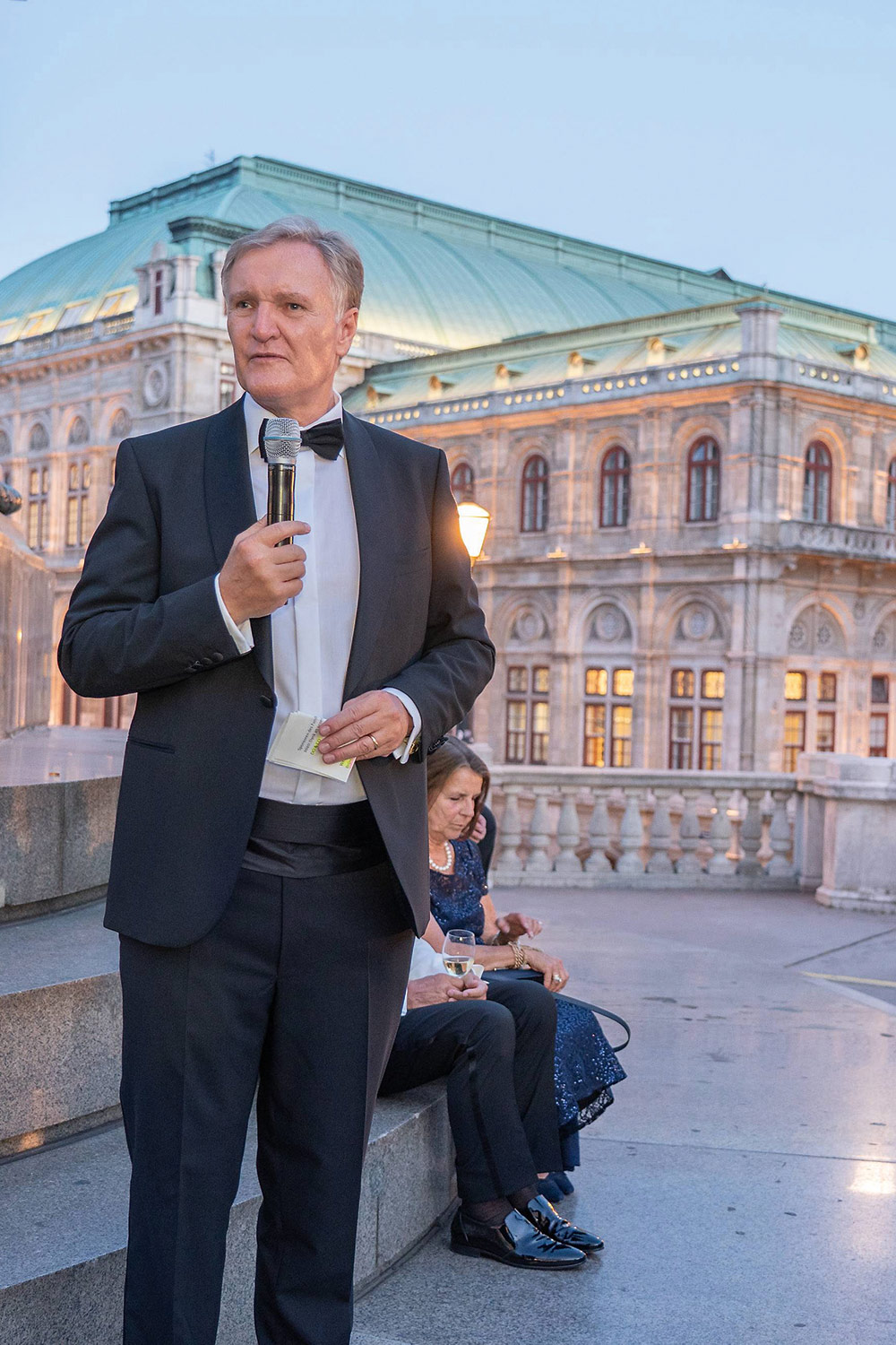 Hausherr Klaus Albrecht Schröder empfängt die Gäste auf der Bastei der Albertina.