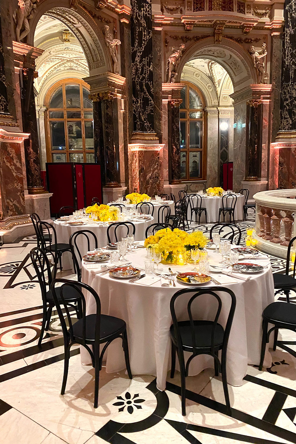 Wie auch sonst würde es aussehen, wenn Louis Vuitton und Fornasetti zum gemeinsamen Dinner laden?