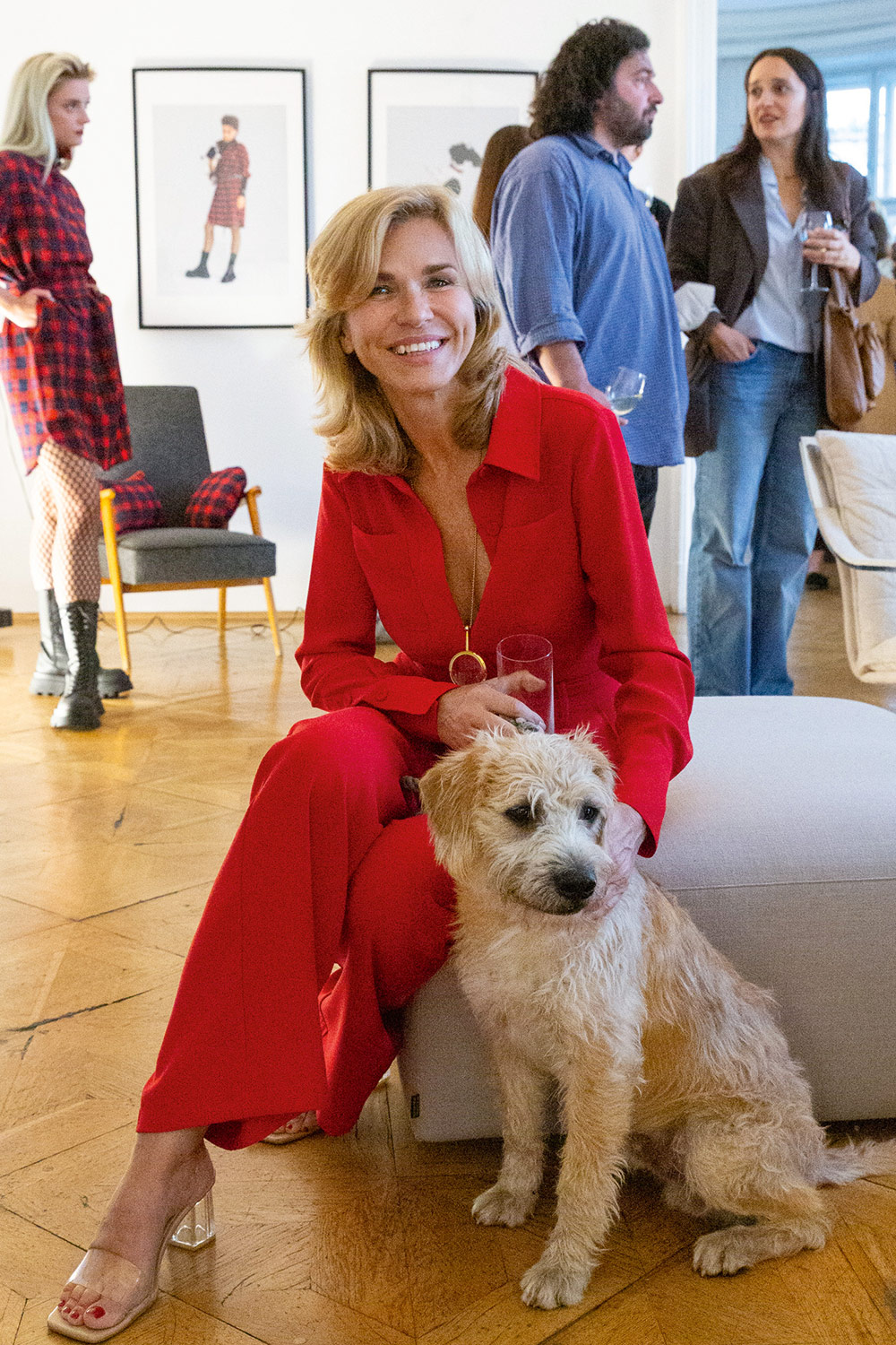 Designerin von top dog cool cat, Sabine -Kreuzspiegl, mit vierbeinigem Gast.&nbsp;